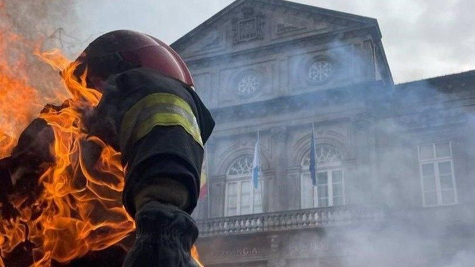 Un bombero se prende fuego delante de la Diputación en una protesta.