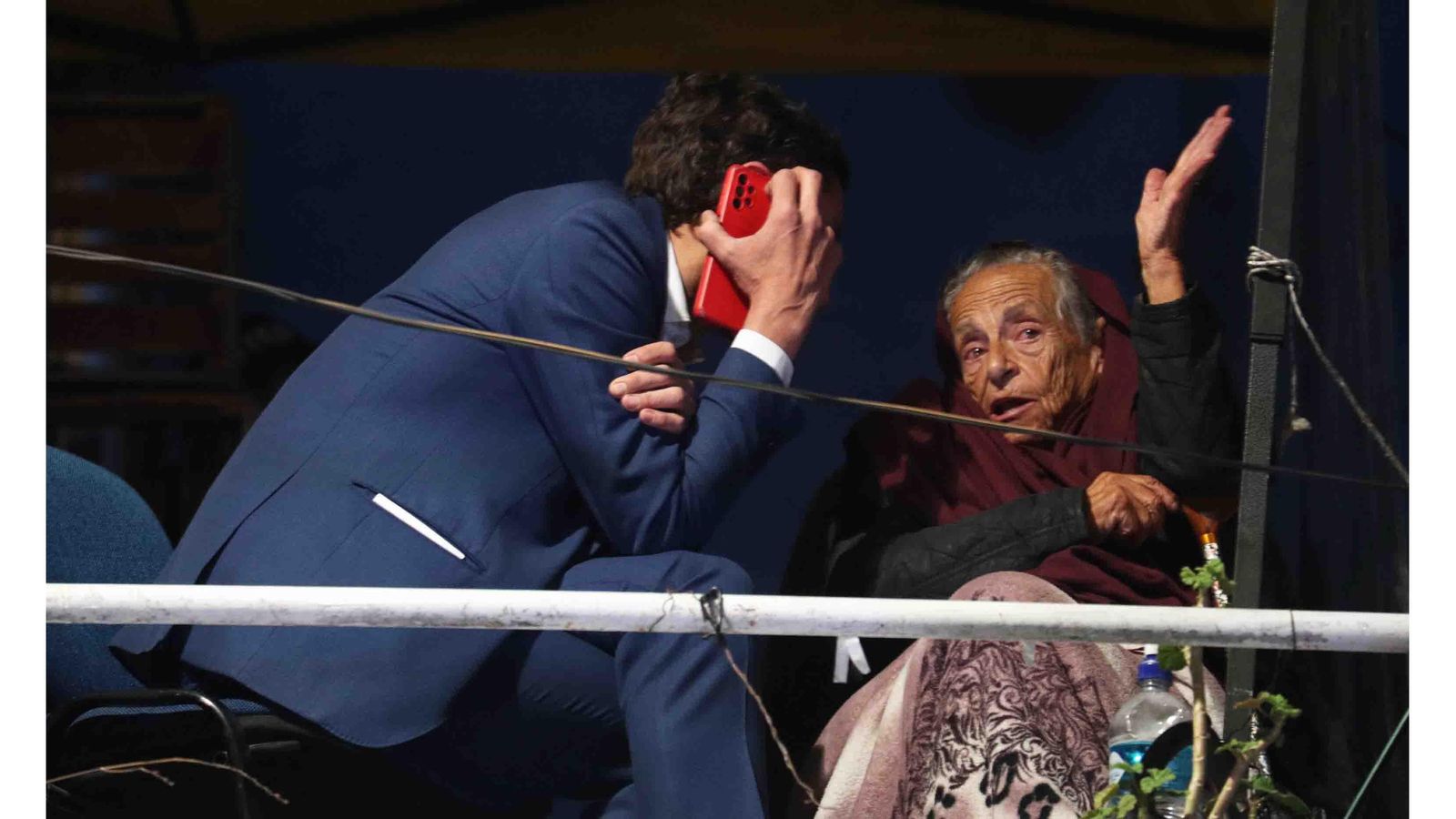 El cónsul de España en Bolivia, Guillermo Gil (i) visitando a la activista Amparo Carvajal en La Paz (Bolivia). EFE/ Luis Gandarillas