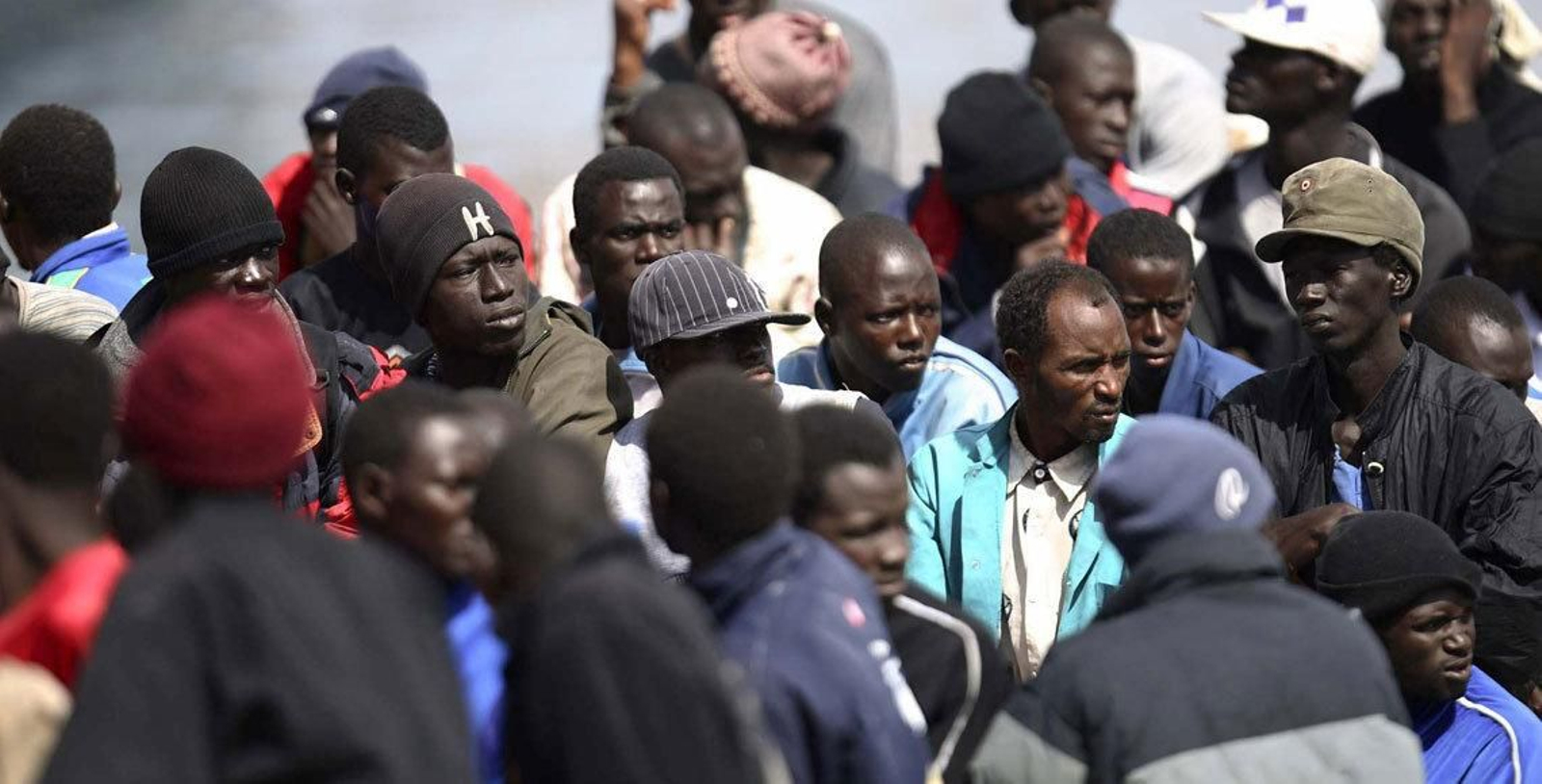 Inmigrantes subsaharianos tras haber rebasado la valla que separa España de Marruecos.