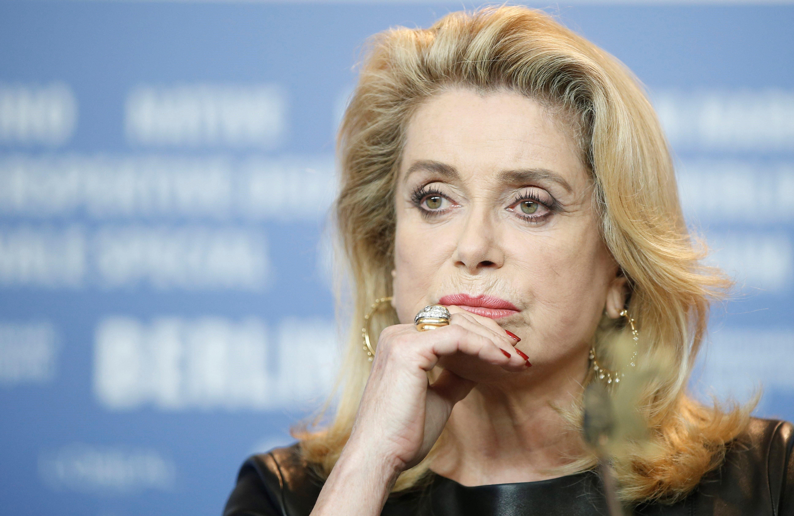 La actriz Catherine Deneuve recibe las iras de las feministas por su artículo sobre el acoso.