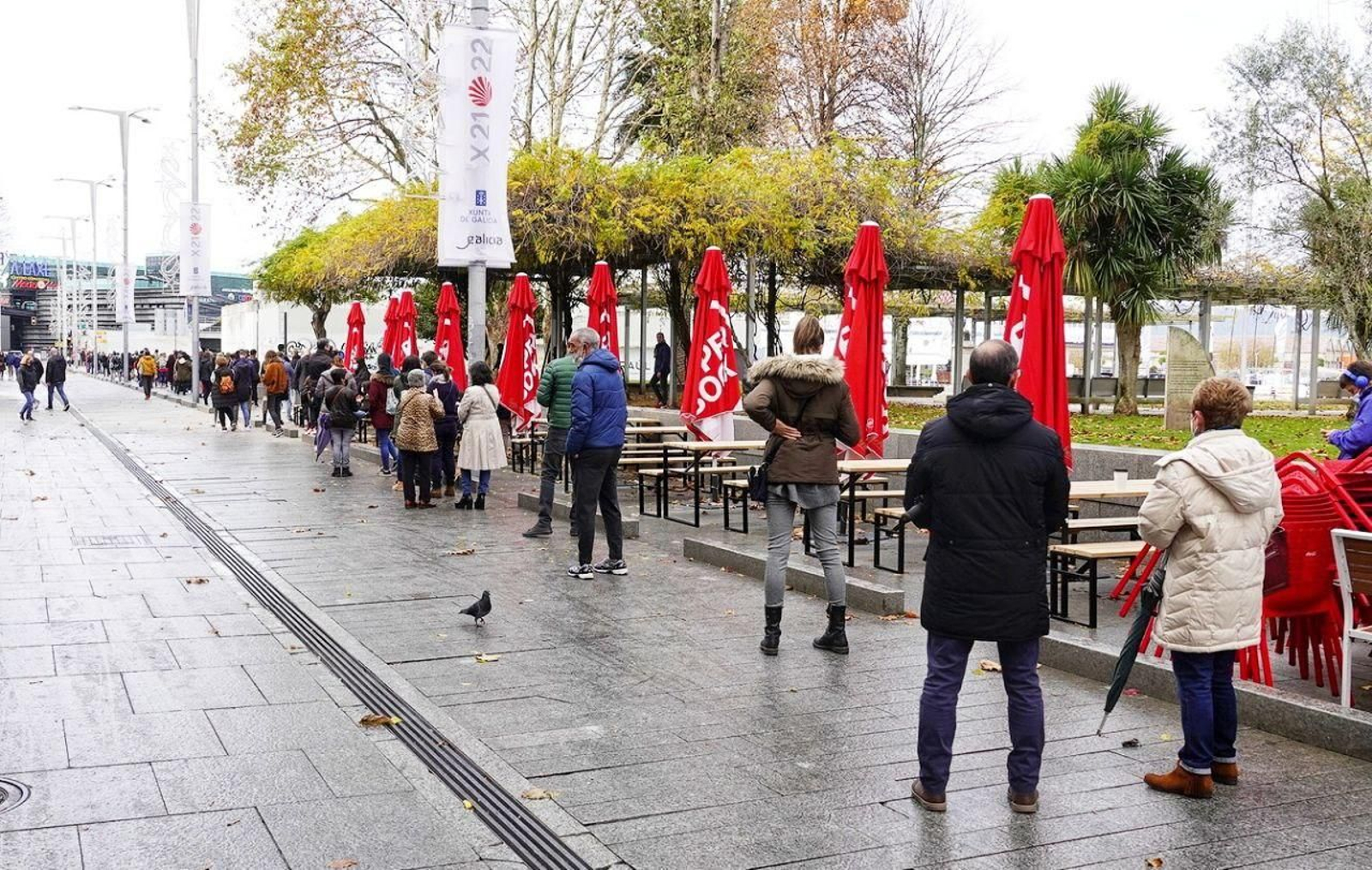 Colas en el Náutico para hacer una PCR.