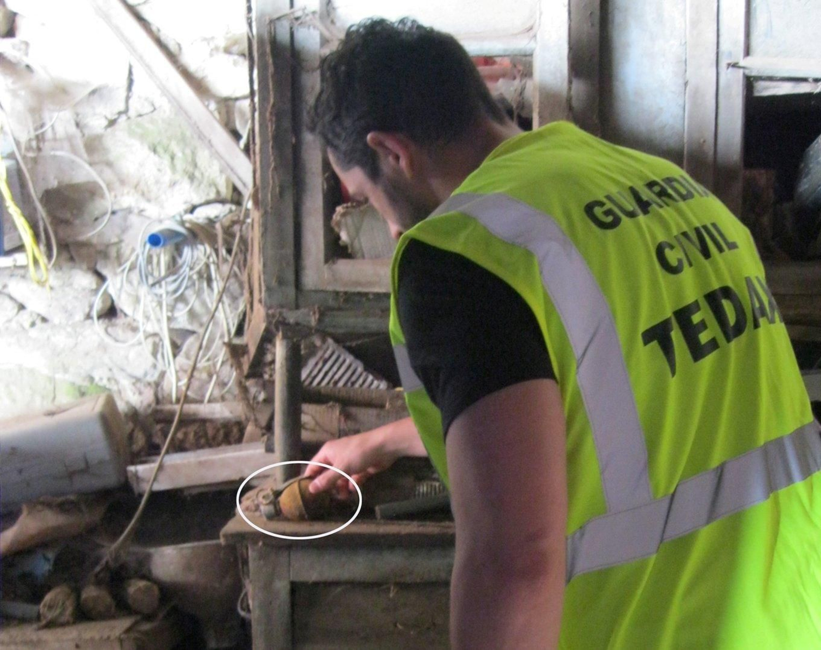 Los especialistas TEDAX del Servicio de Desactivación de Explosivos de la Guardia Civil de la Comandancia de Pontevedra recogieron en Silleda una granada de mano de la pasada Guerra Civil Española.