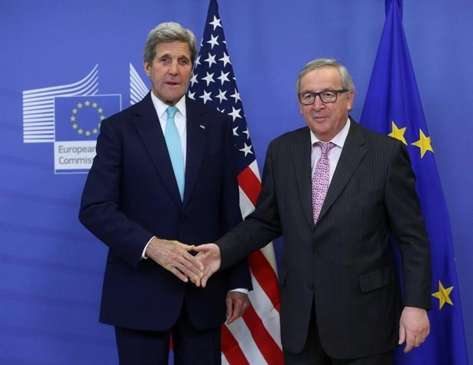El secretario de estado estadounidense, John Kerry, se reúne con el presidente de la Comisión Europea, Jean-Claude Juncker, en Bruselas. .