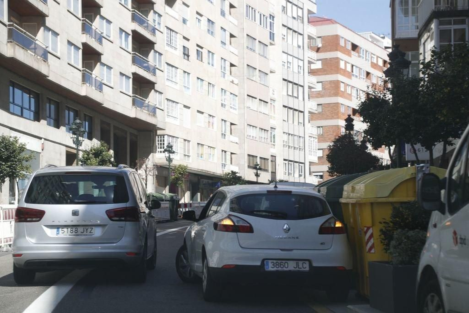 No pasan dos autobuses y cada vez que un coche se para obliga a una maniobra ilegal o esperar cola.