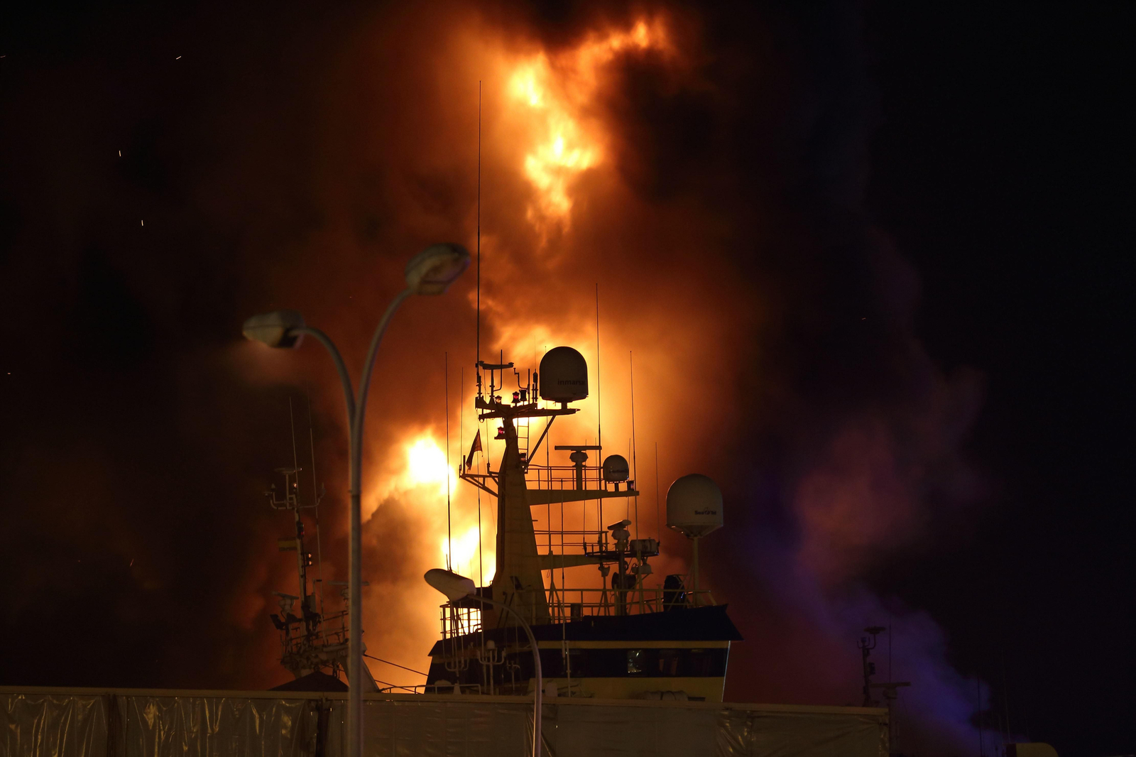 Incendio de un astillero en Marín // Alberte
