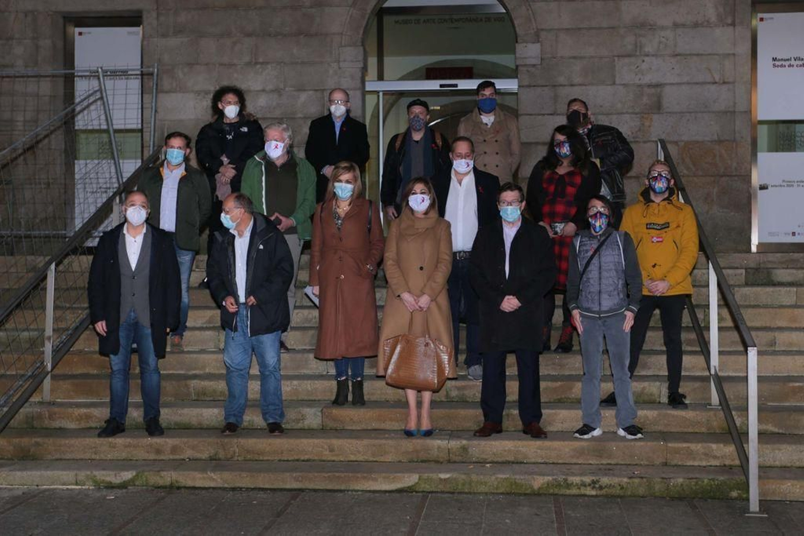 Al inicio de la jornada miembros de la asociación y representantes políticos se concentraron ante el Marco contra el estigma que marca a los afectados de VIH.