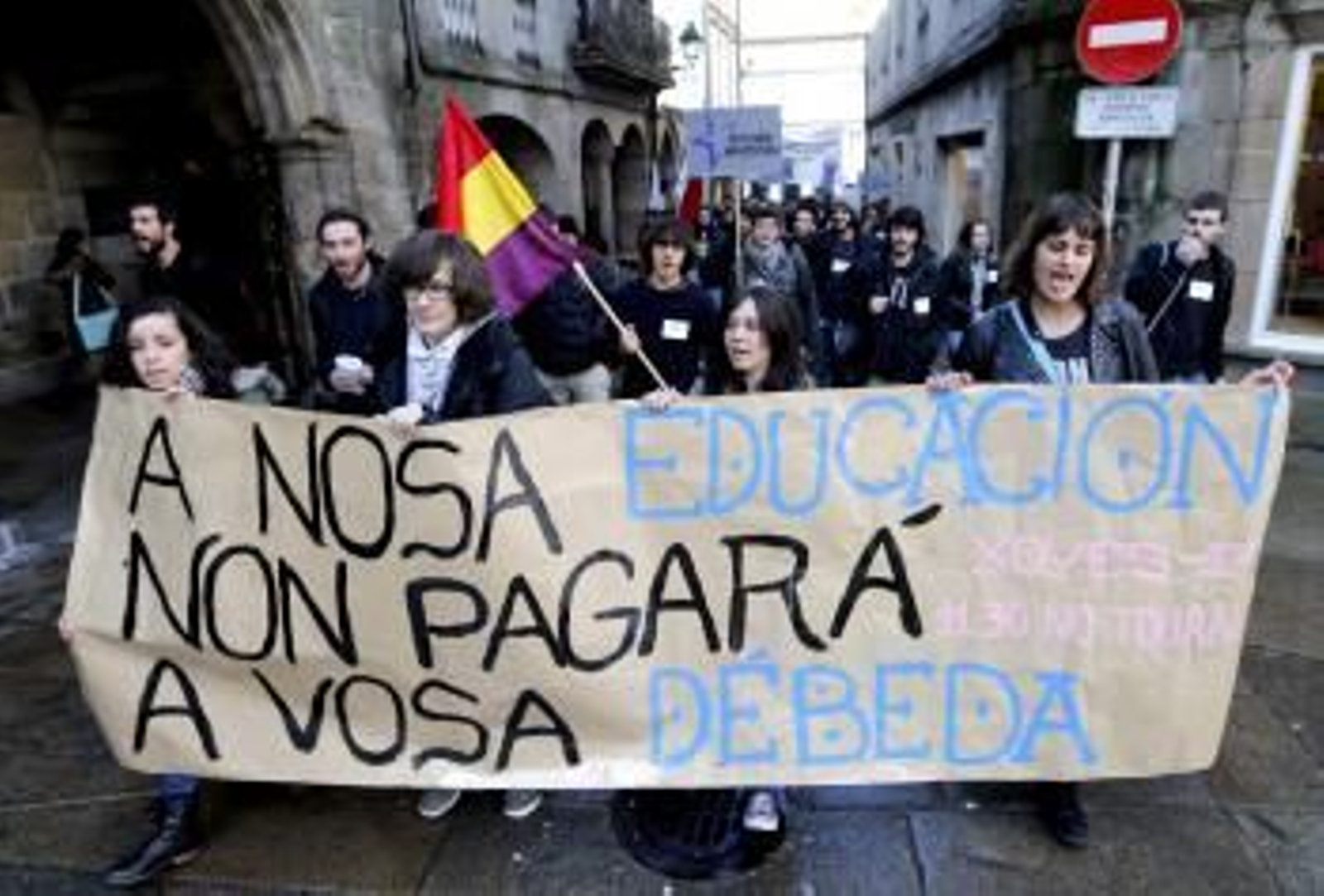 Un grupo de universitarios gallegos, durante la manifestación para protestar contra los rescates bancarios.