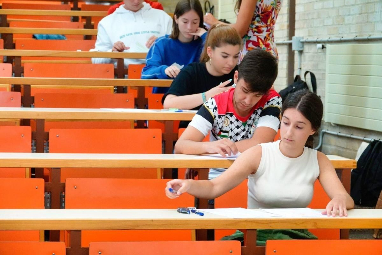 Estudiantes de Bachillerato haciendo un examen de la ABAU.