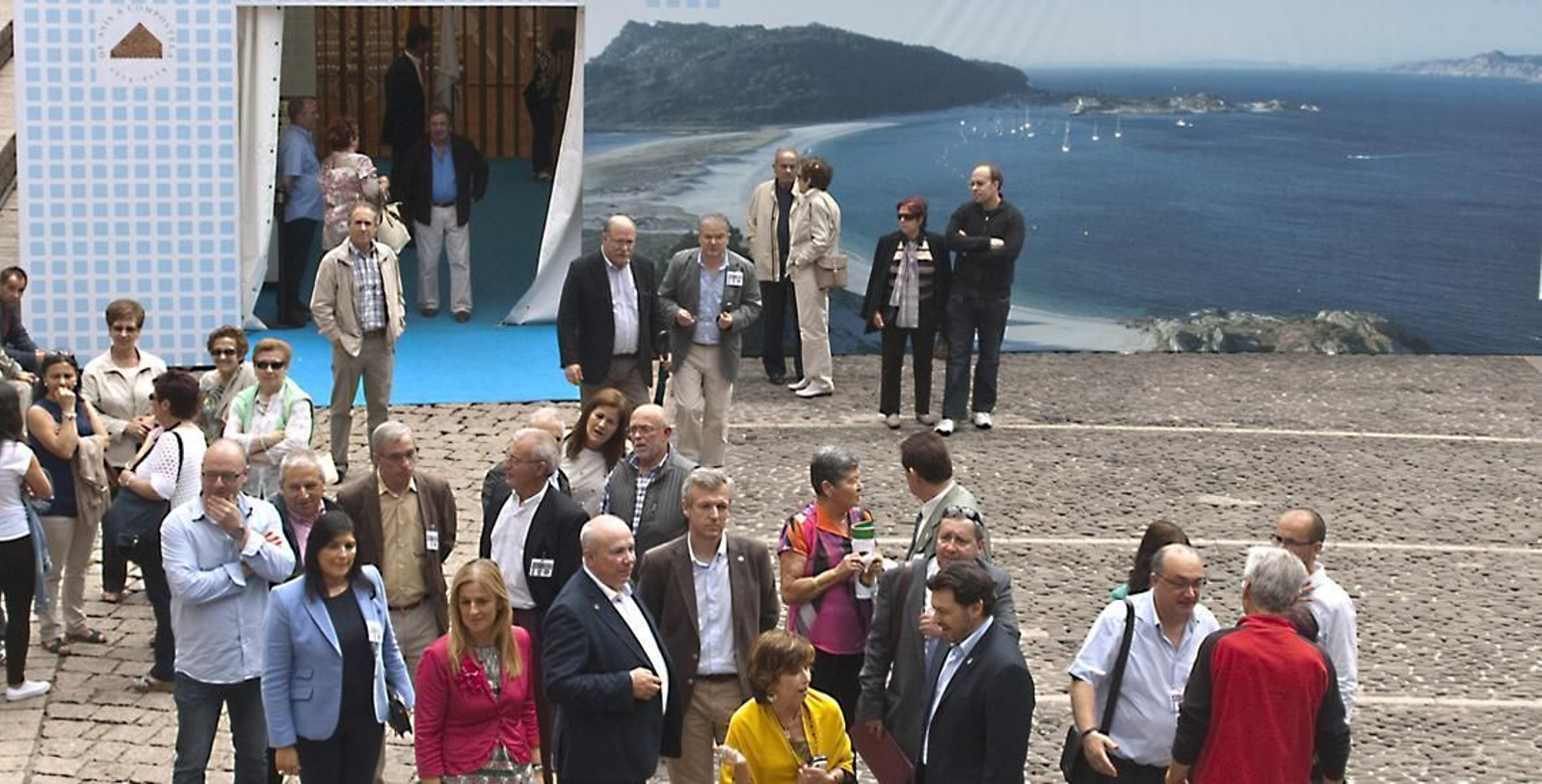 Las autoridades visitan el pabellón de Galicia, Pórtico Universal, en el Día de Galicia en Euskadi 2014.