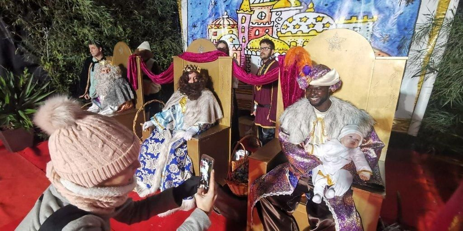 La recepción de los Reyes Magos  con los niños y niñas en Mos.