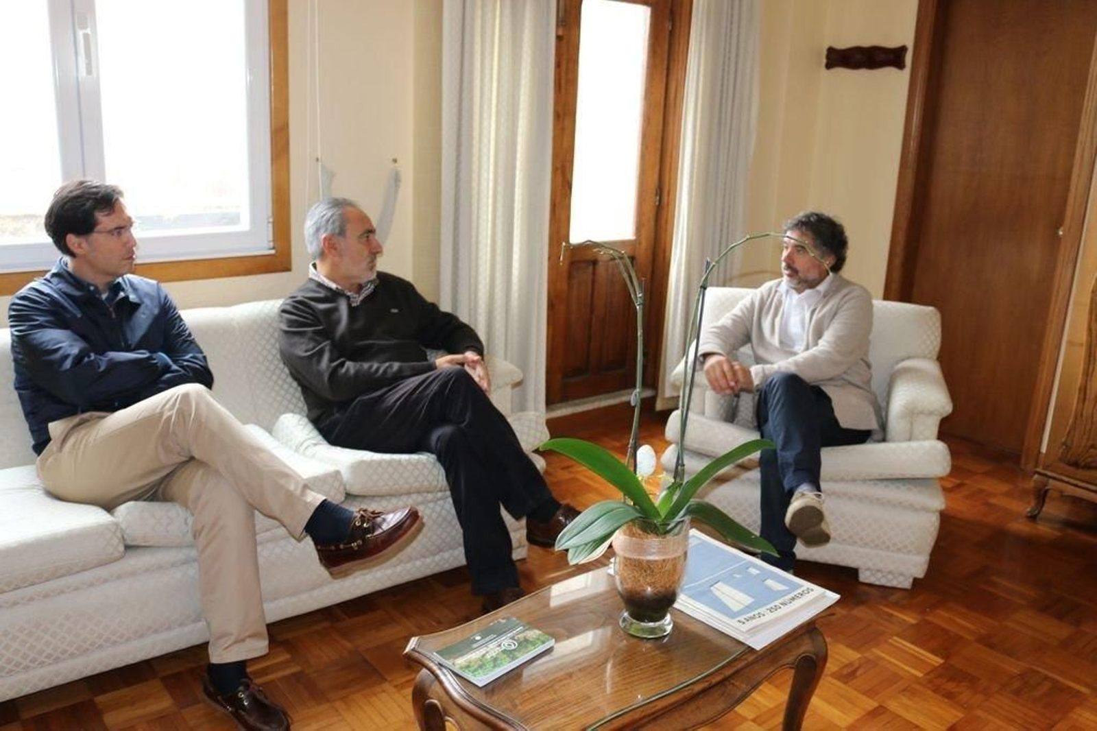 El alcalde con el delegado, ayer en el Concello.