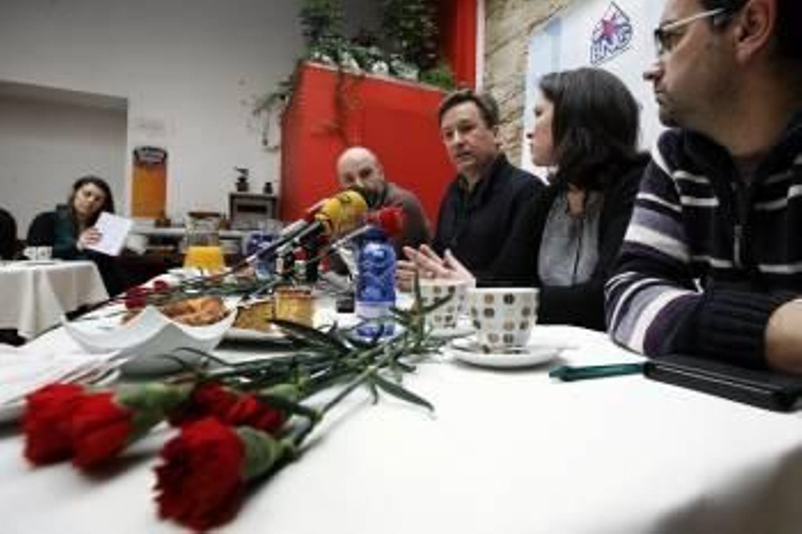 Vence, en el centro de la imagen, durante la rueda de prensa que ofreció en A Coruña. (Foto: VICENTE PERNÍA)