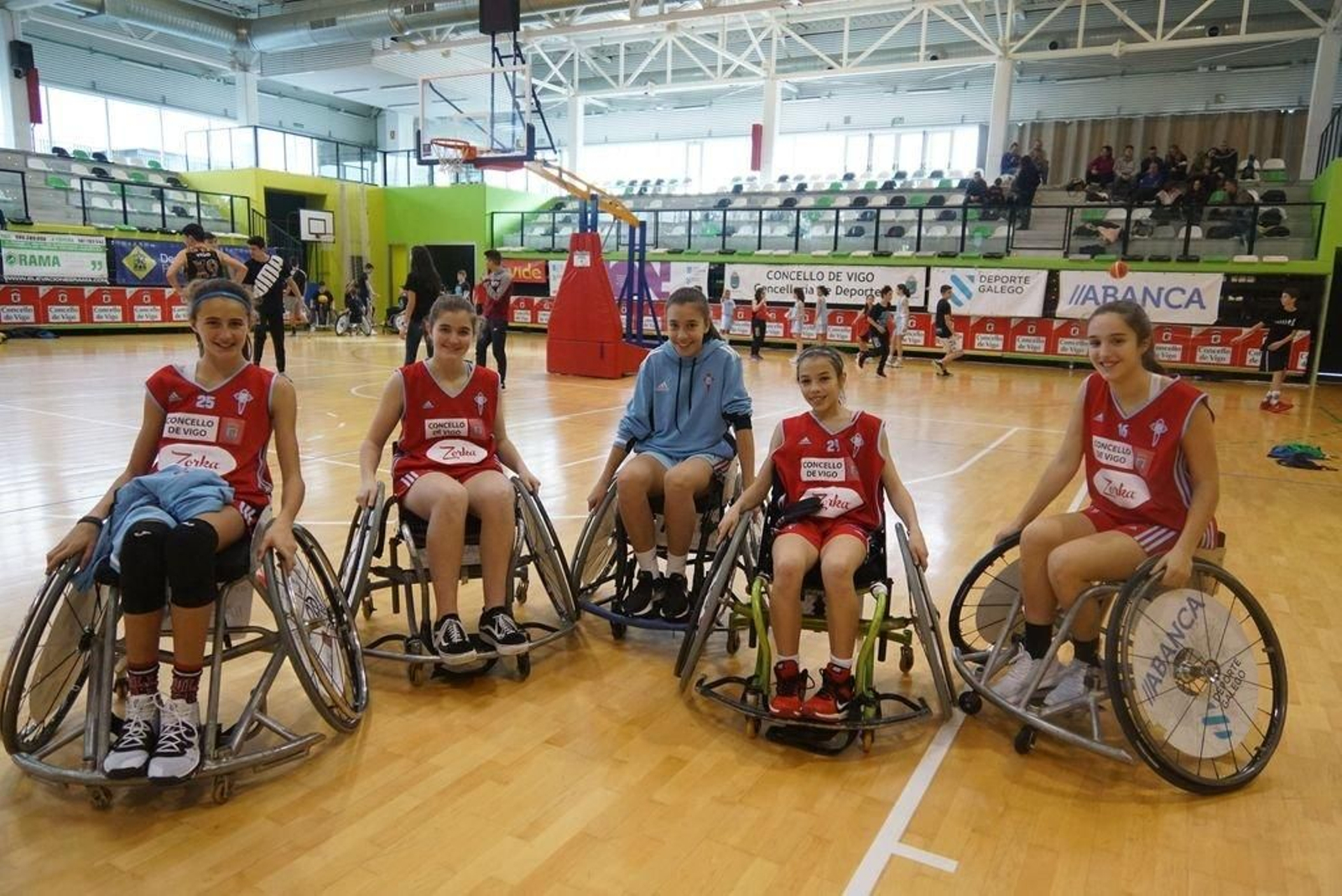 Jugadoras de la cantera del Celta Zorka acudieron ayer a Navia para disputar el torneo del Amfiv.