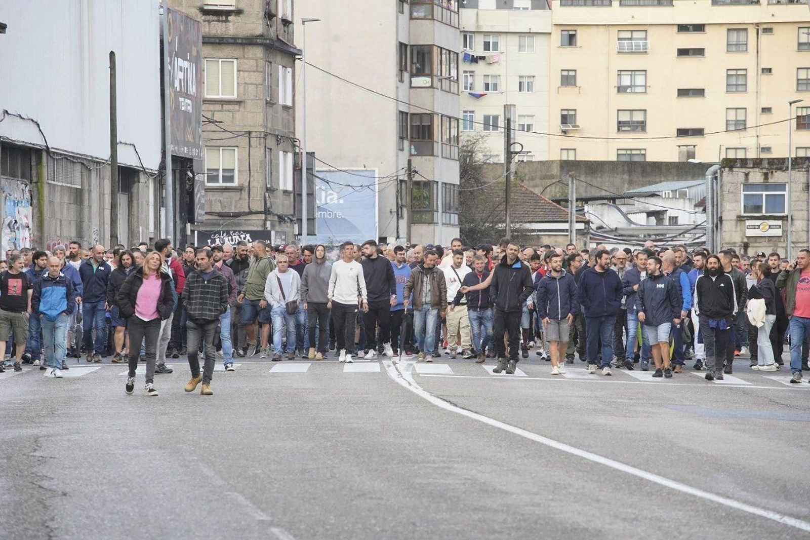 Trabajadores del metal, al inicio de la manifestación, en la avenida de Beiramar. // J.V. Landín