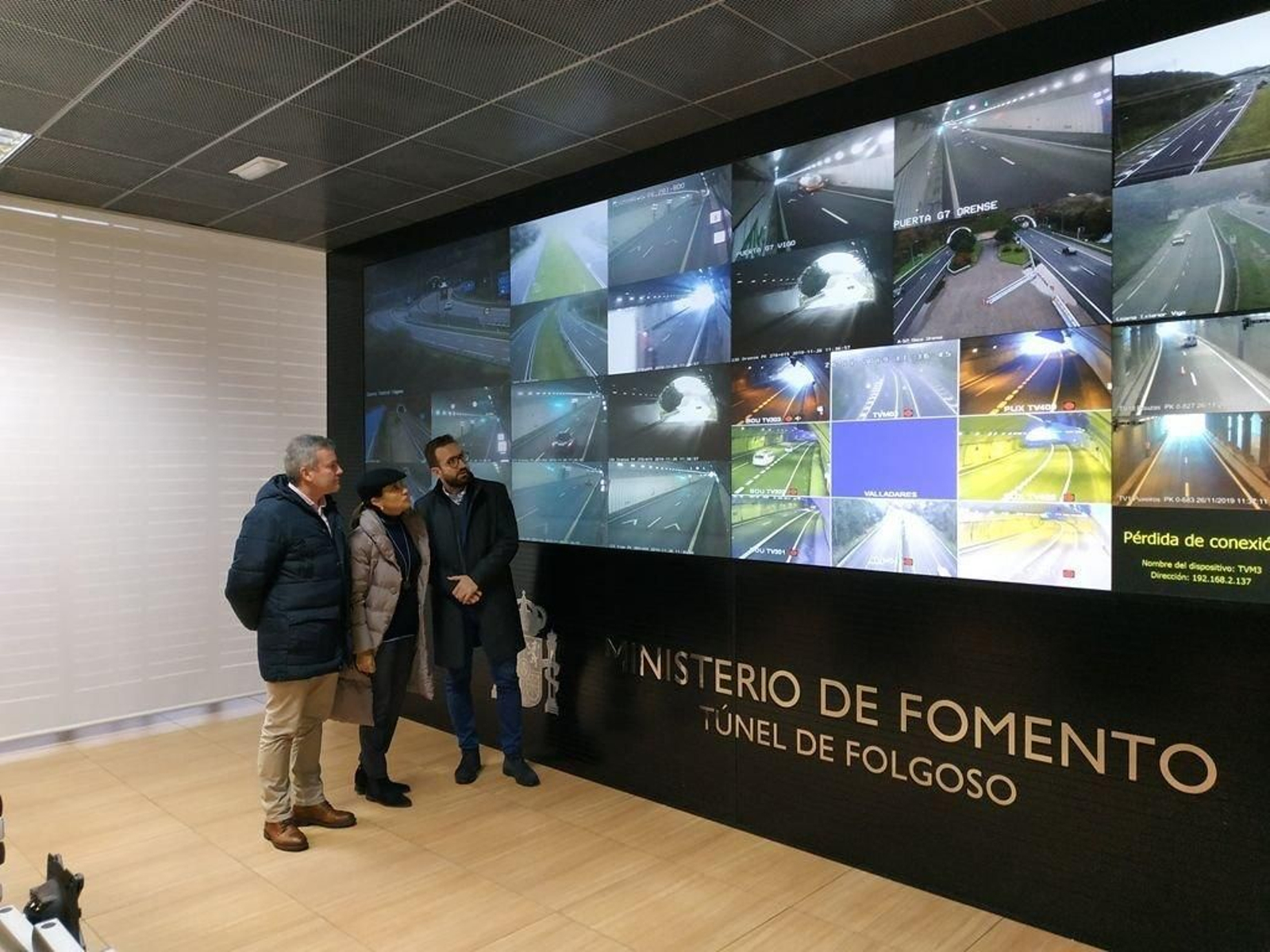 La subdelegada del Gobierno, Maica Larriba, en el puesto de control de Fomento en Folgoso.