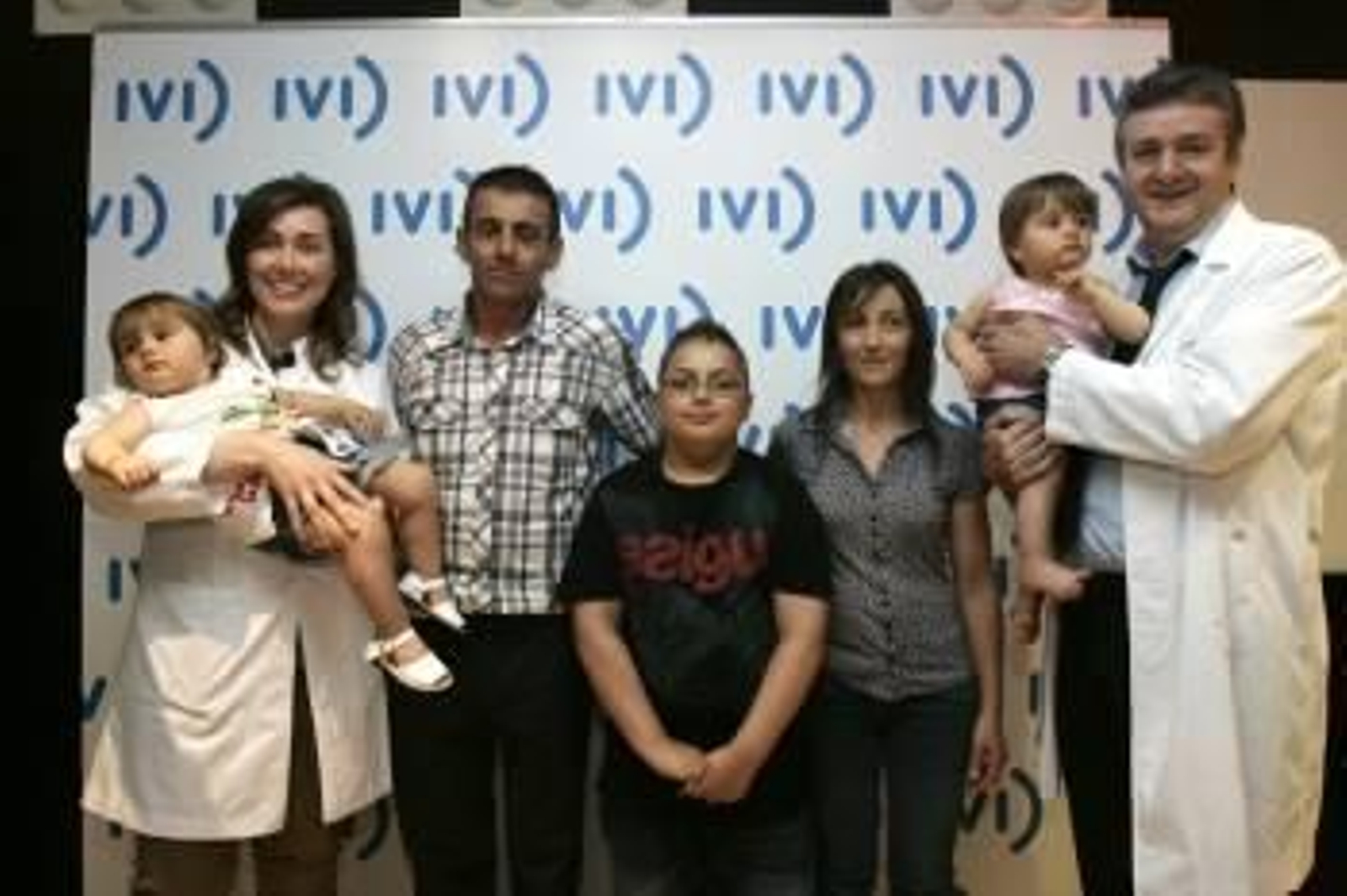 Izan (en el centro), junto a sus padres y sus hermanas y dos médicos. (Foto: IVI)