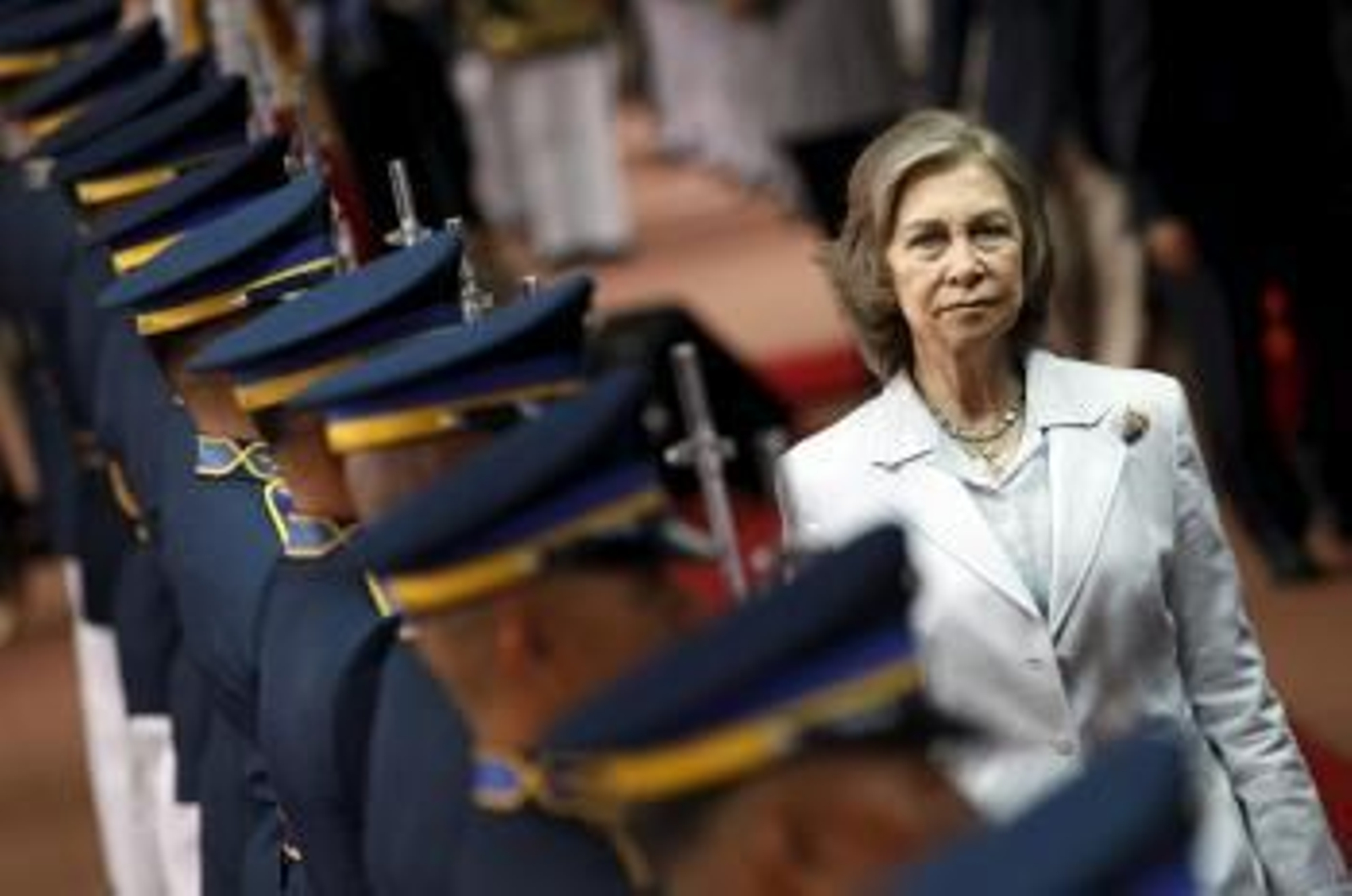 La reina Sofía de España revisa la guardia de honor a su llegada al aeropuerto internacional Ninoy Aquino en Manila (Filipinas)