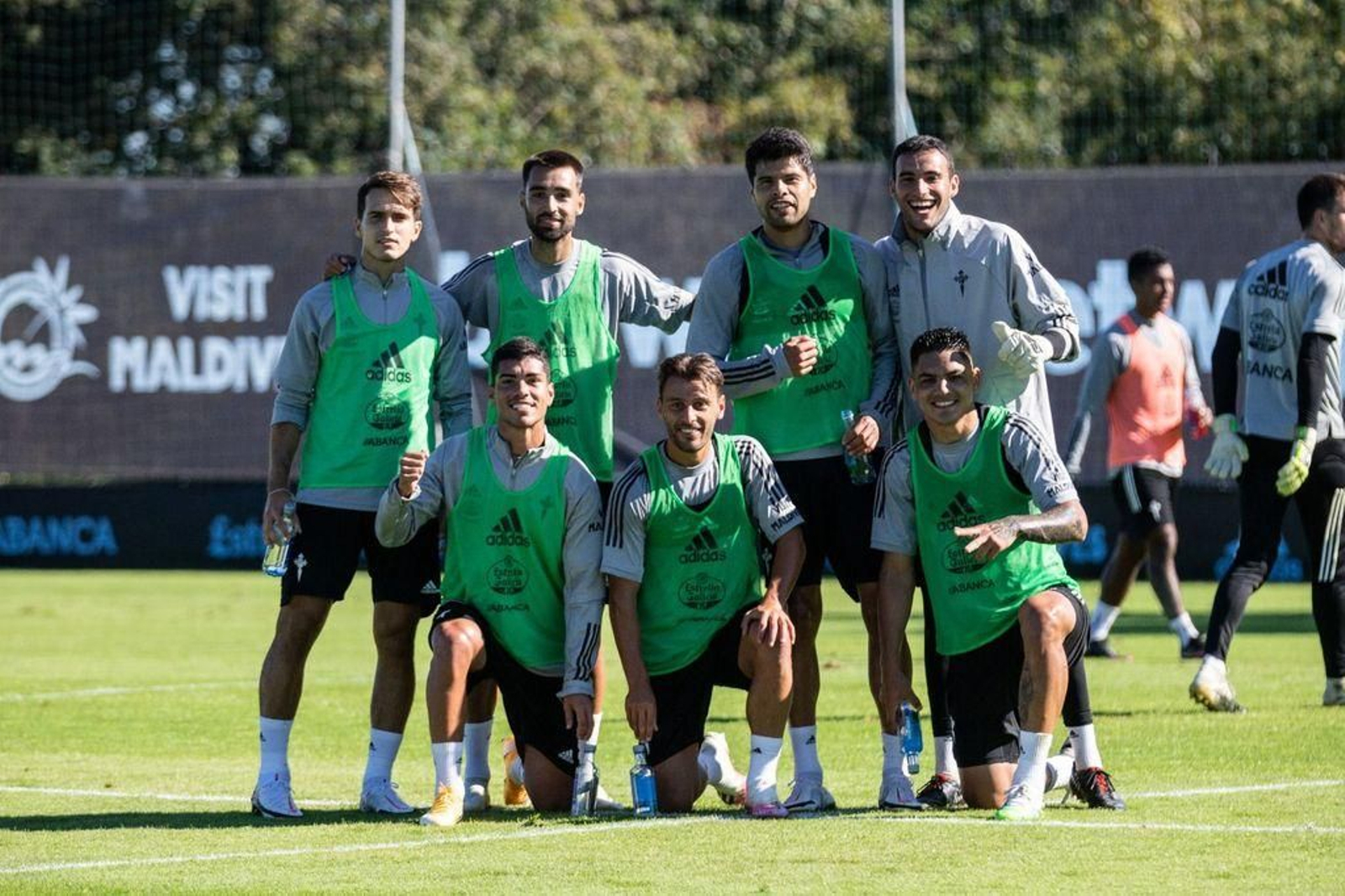 El equipo ganador en el entrenamiento del Celta, ayer, en la ciudad deportiva de A Madroa.