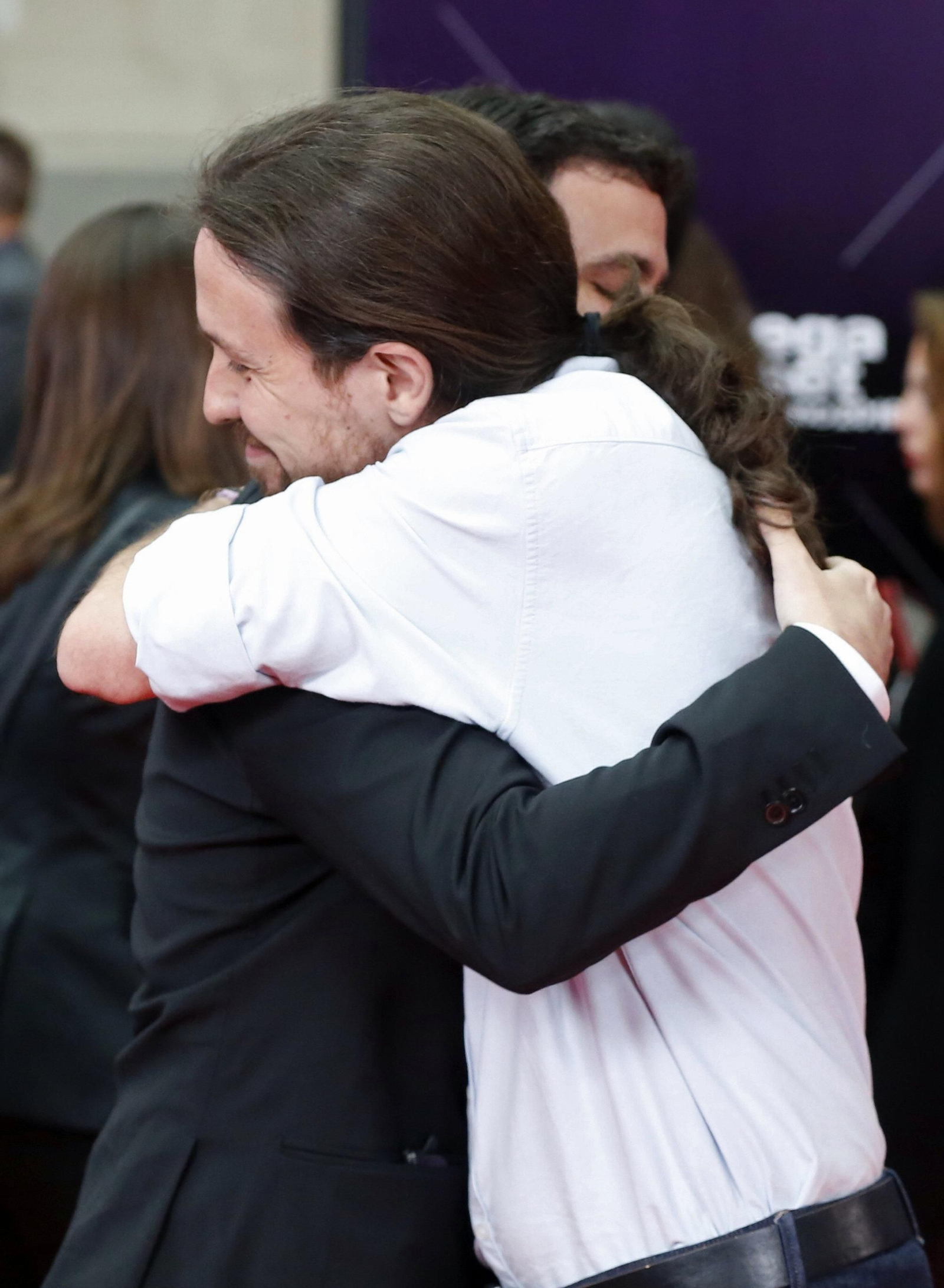 Abrazo de Garzón e Iglesias.