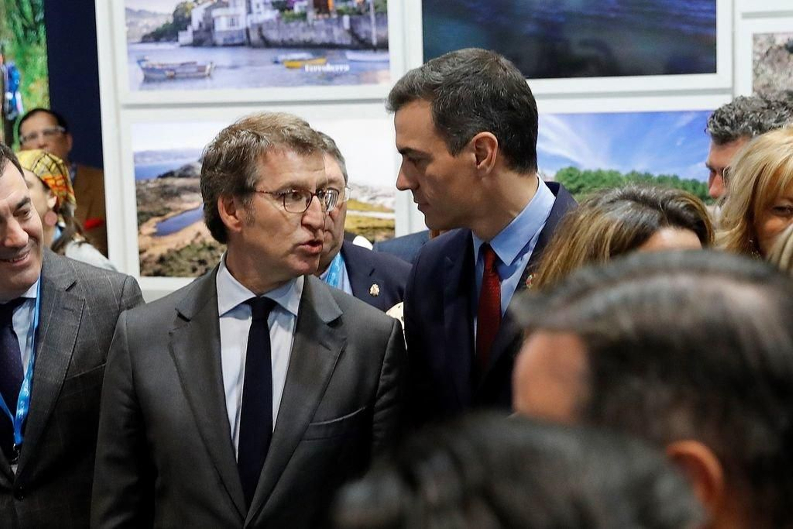 Núñez Feijóo y Sánchez, conversando en el pabellón de Galicia en la Feria Internacional de Turismo.