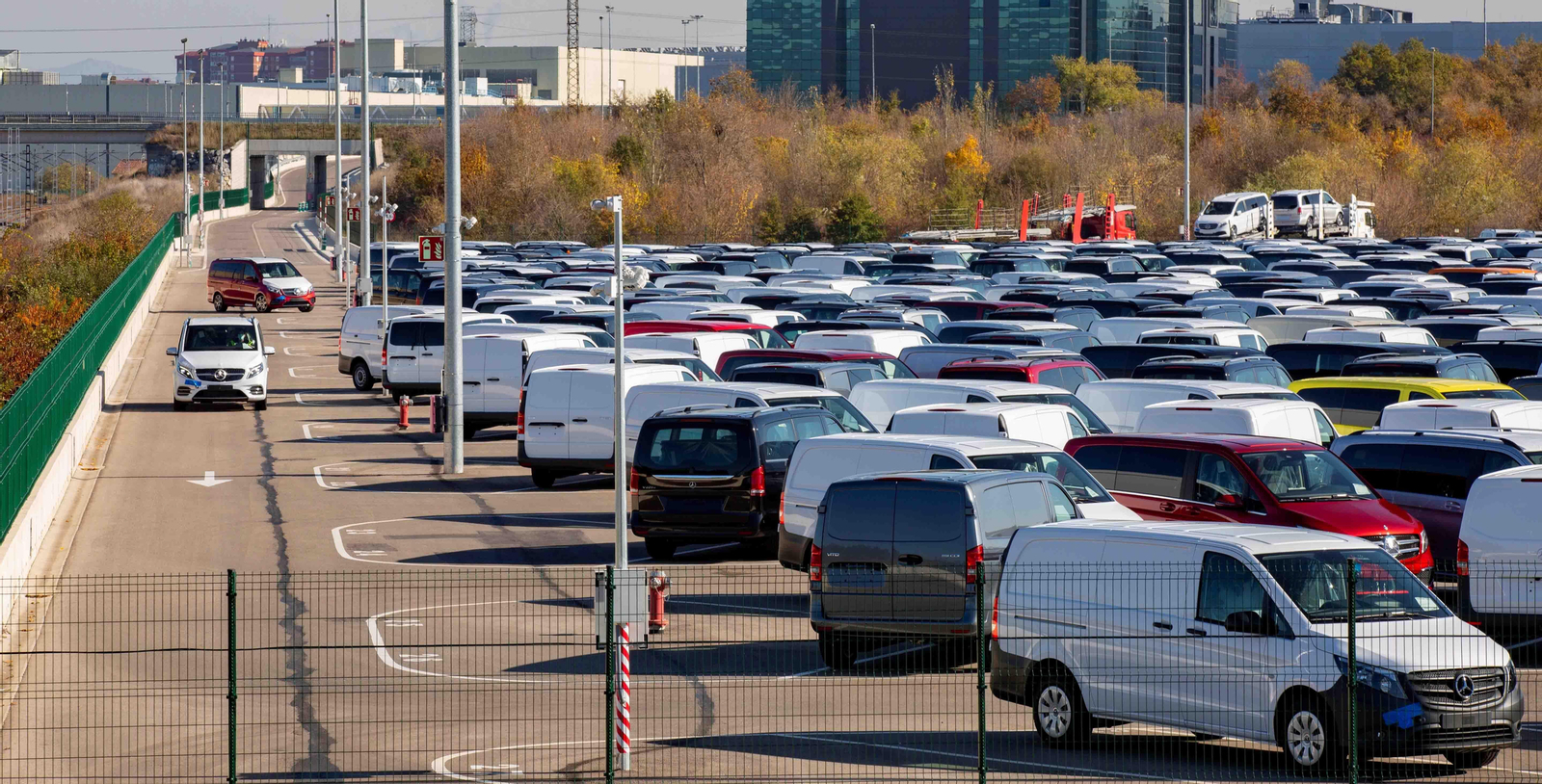 Cientos de furgonetas salidas de la fábrica que Mercedes-Benz tiene en Vitoria esperan en los aparcamientos de la factoría en el día que más de 30 países, varios de los principales fabricantes de automóviles, entre ellos la firma alemana, regiones y propietarios de flotas se han comprometido en la cumbre COP26 de Glasgow a eliminar los coches de combustión para 2035, como manera de combatir la crisis climática.EFE/David Aguilar