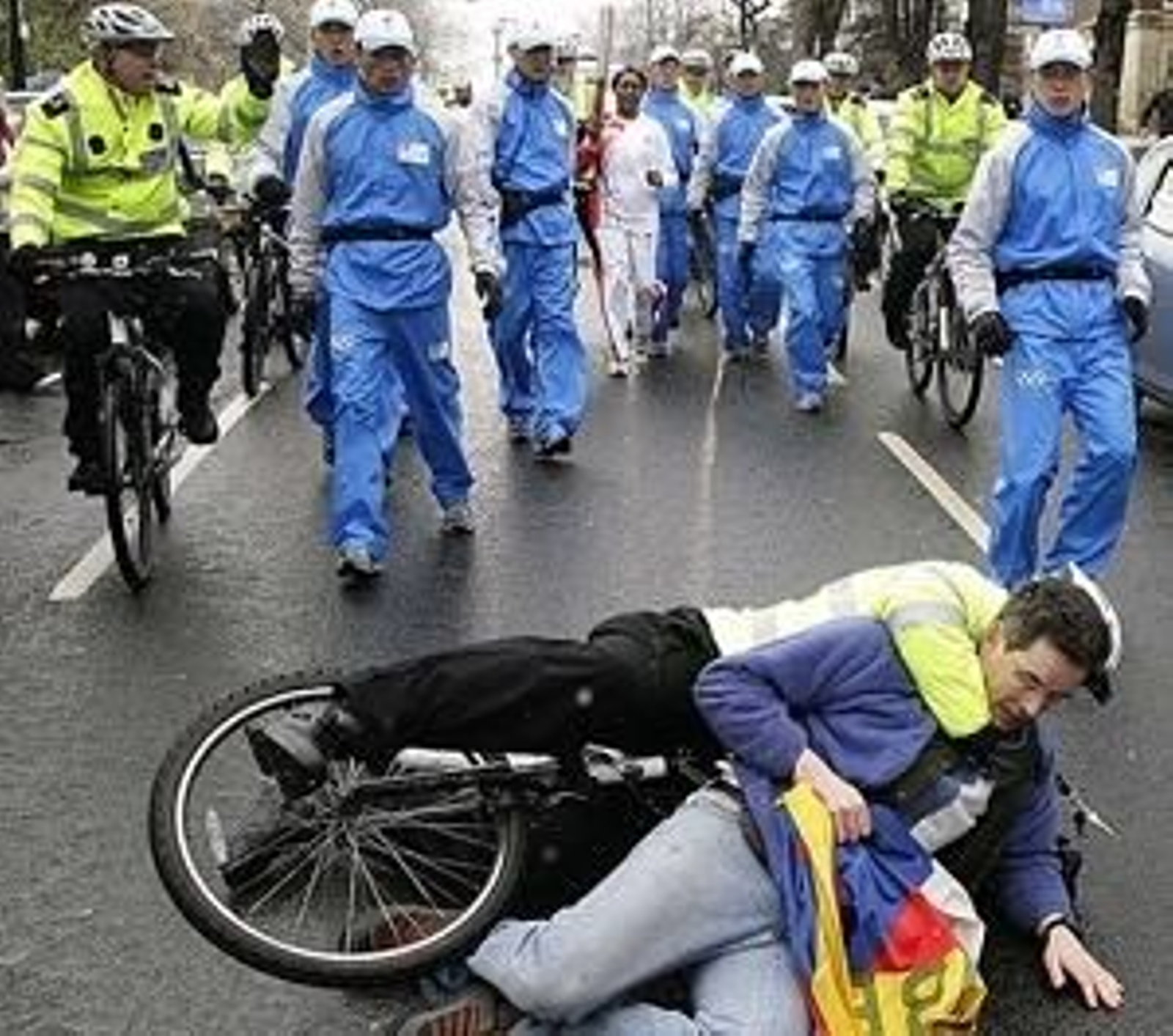 Manifestantes que protestaban por la represión china en el Tibet