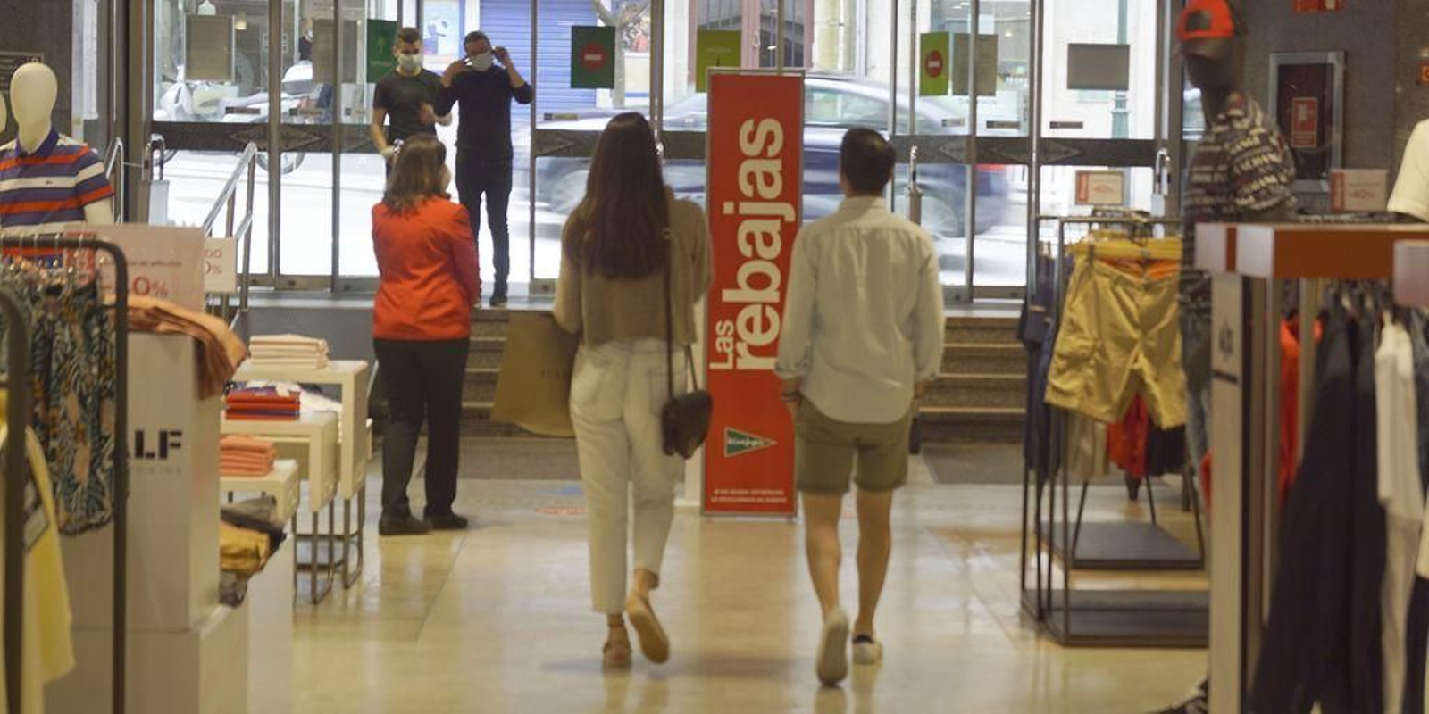 Las tiendas de las marcas internacionales y las grandes superficies adelantaron el periodo de rebajas.
