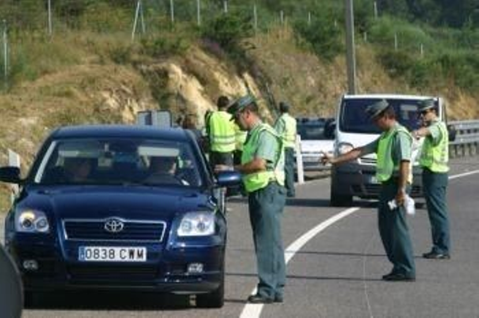 Detienen a un hombre por asumir infracciones de tráfico de varios amigos.