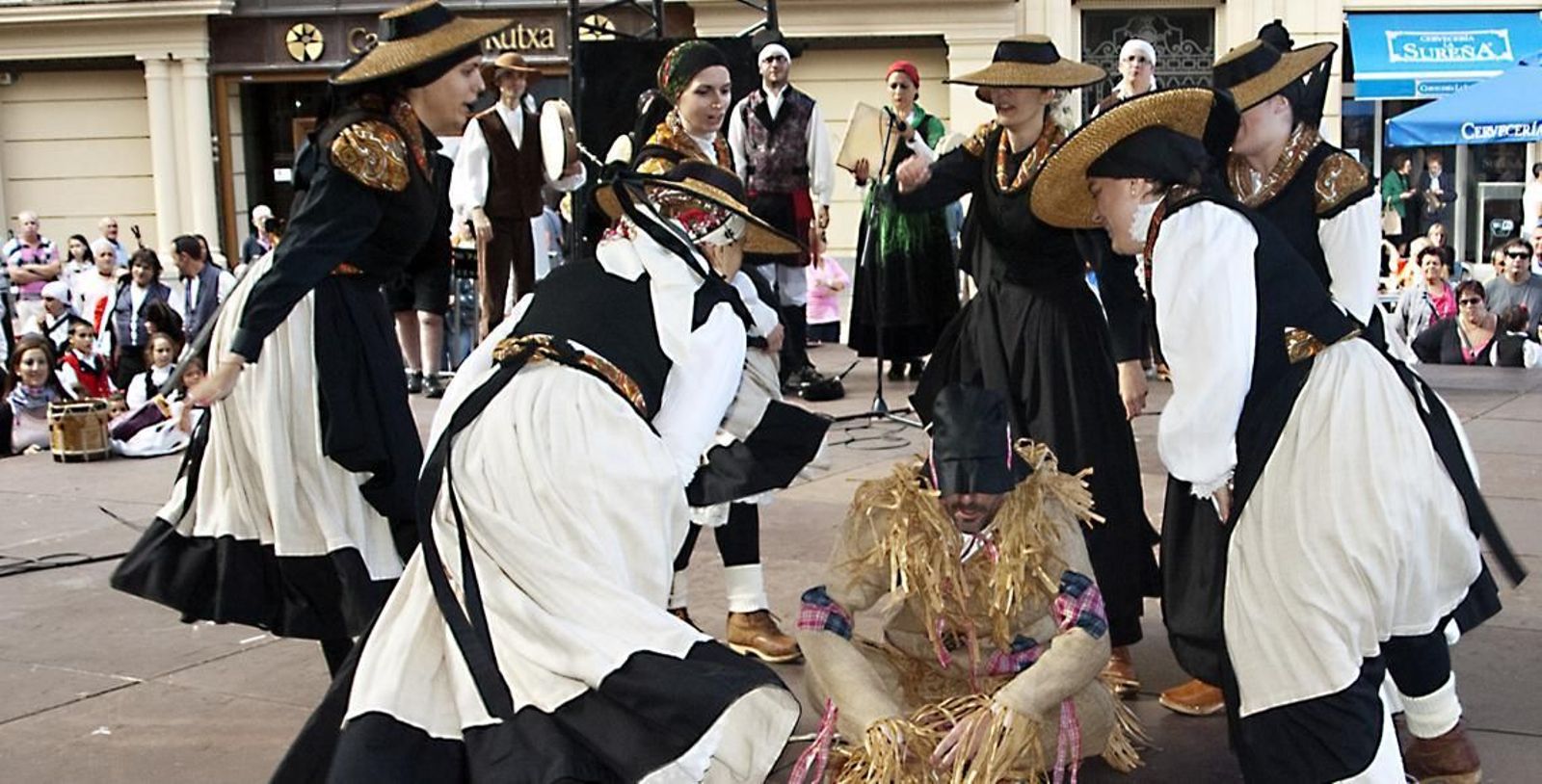 Actuación folclórica con motivo del dia de Galicia en Euskadi 2014.