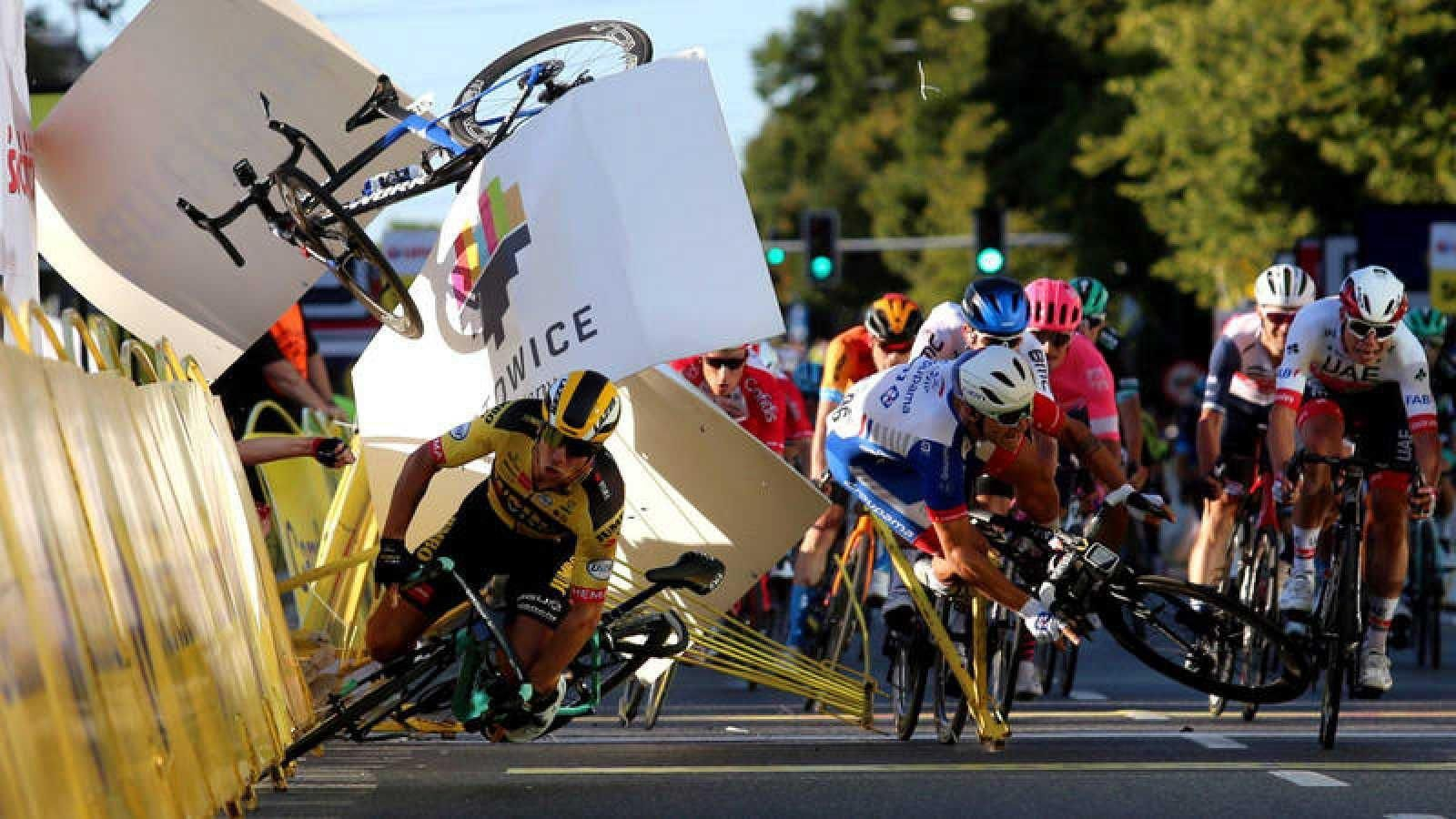 Groenewegen en el suelo y la bici de Jacobsen en el aire.