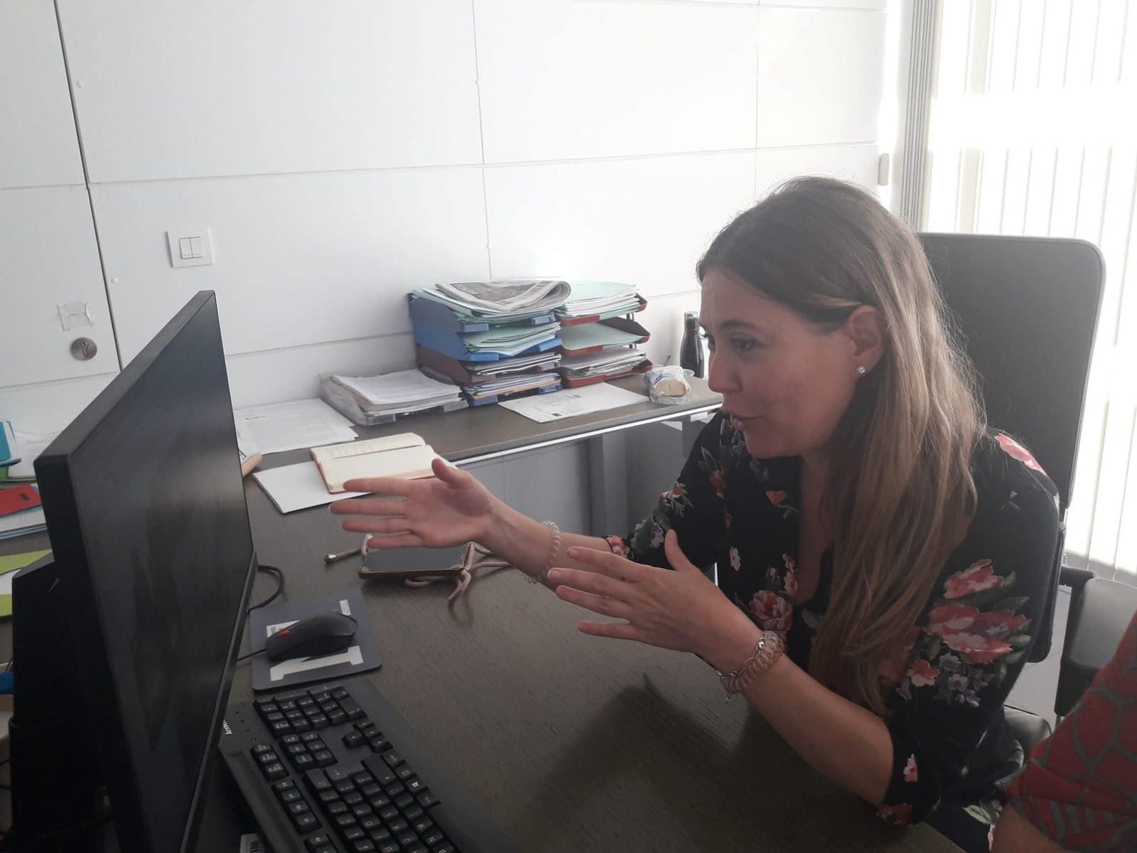 La directora general de Emigración y Políticas de Retorno, Olaya Romano, durante el encuentro telemático con los centros asturianos.