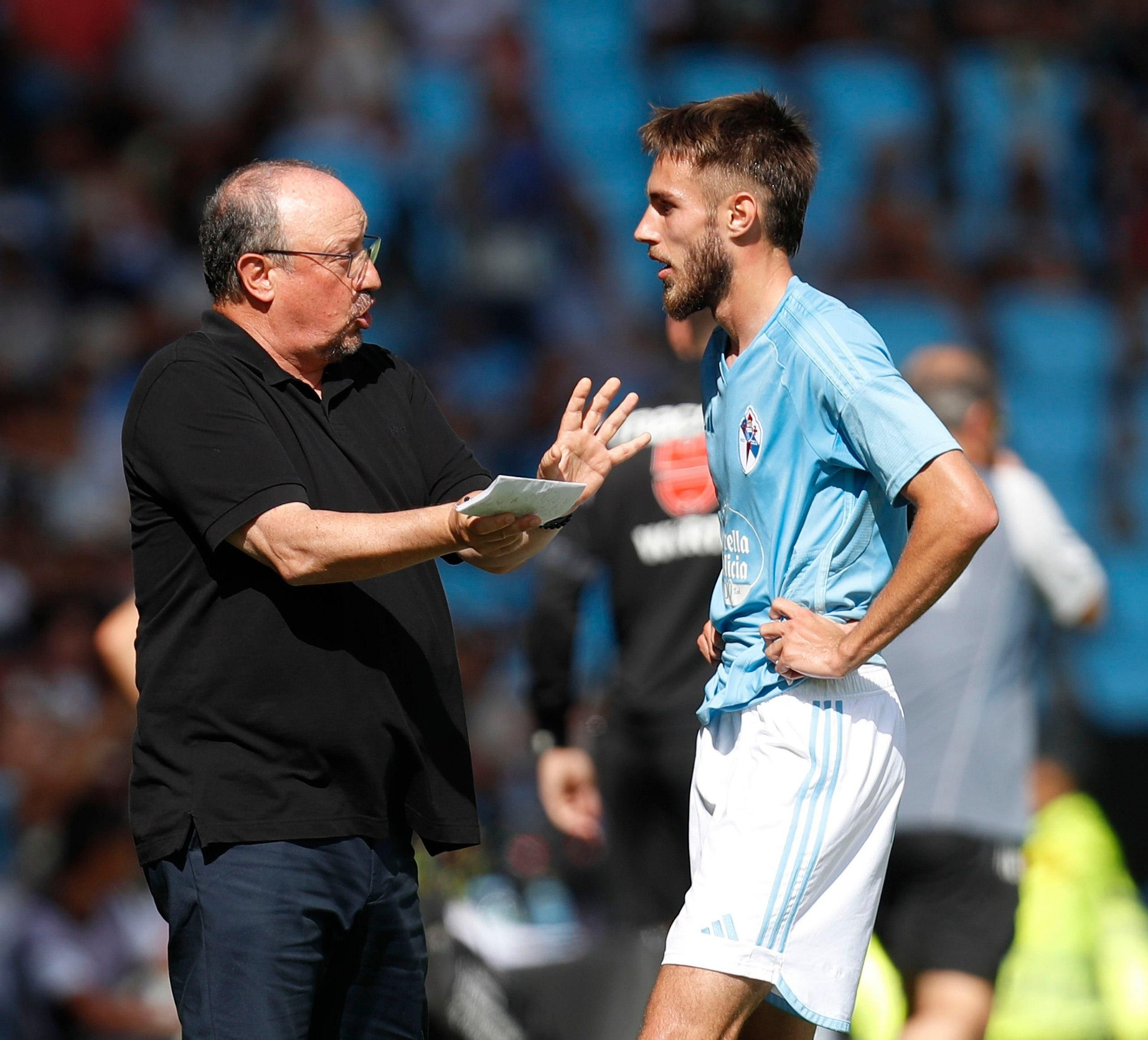 El entrenador del Celta, Rafa Benítez, da órdenes a los jugadores.