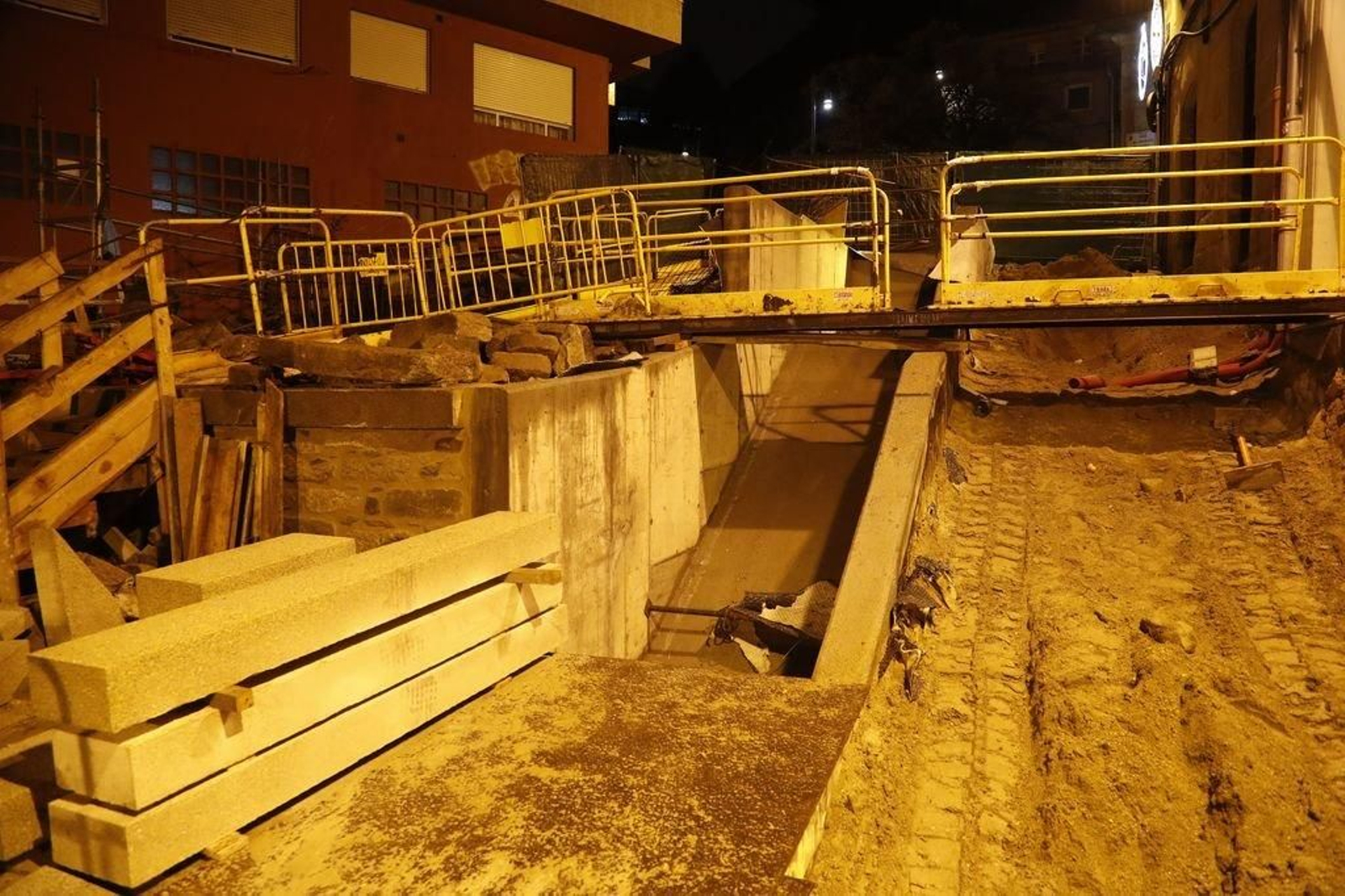 La estructura de hormigón en la que estarán las escaleras de Segunda República ya es visible.