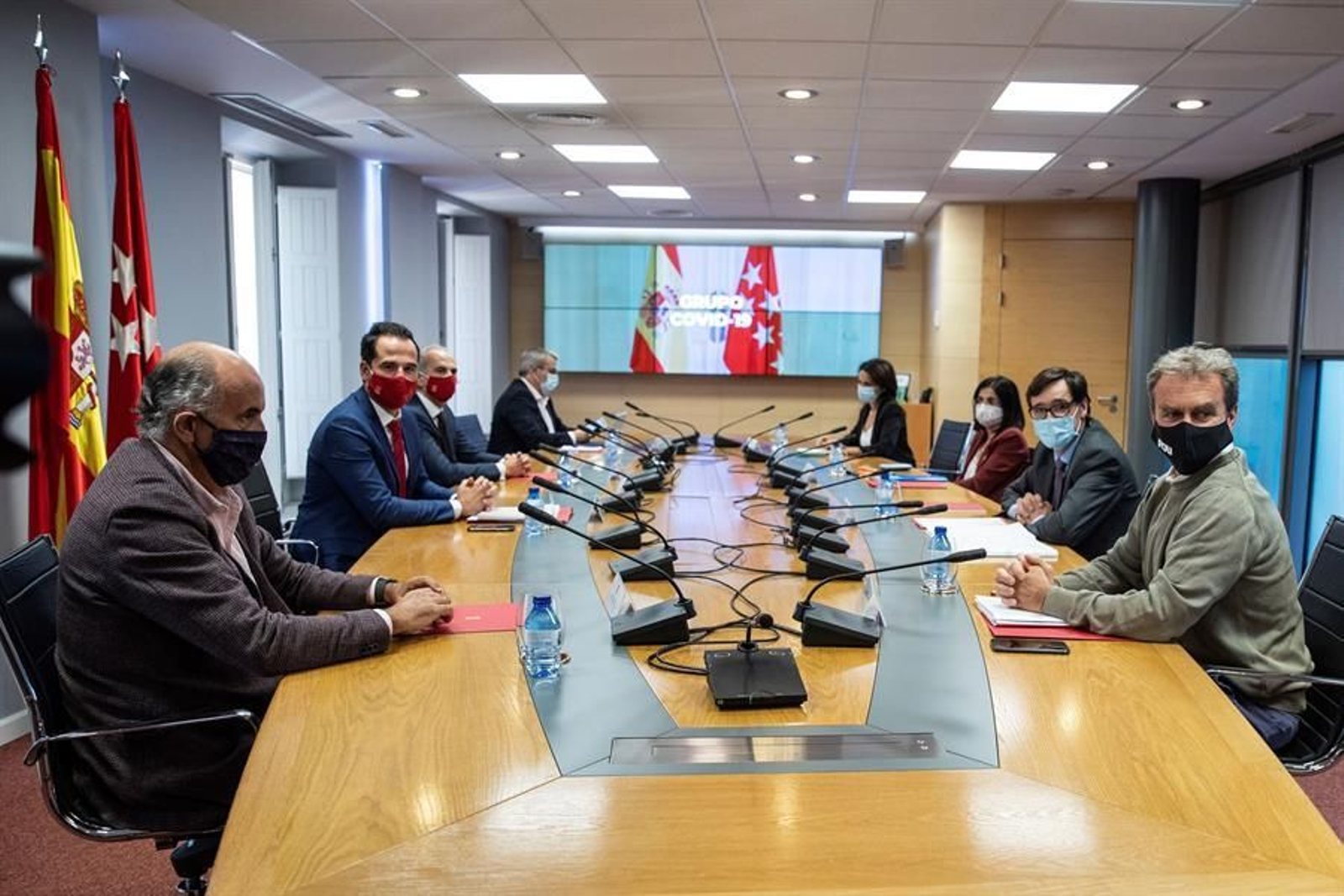 El ministro de Sanidad, Salvador Illa (2d); el director del Centro de Coordinación de Alertas y Emergencias Sanitarias del Ministerio, Fernando Simón (d