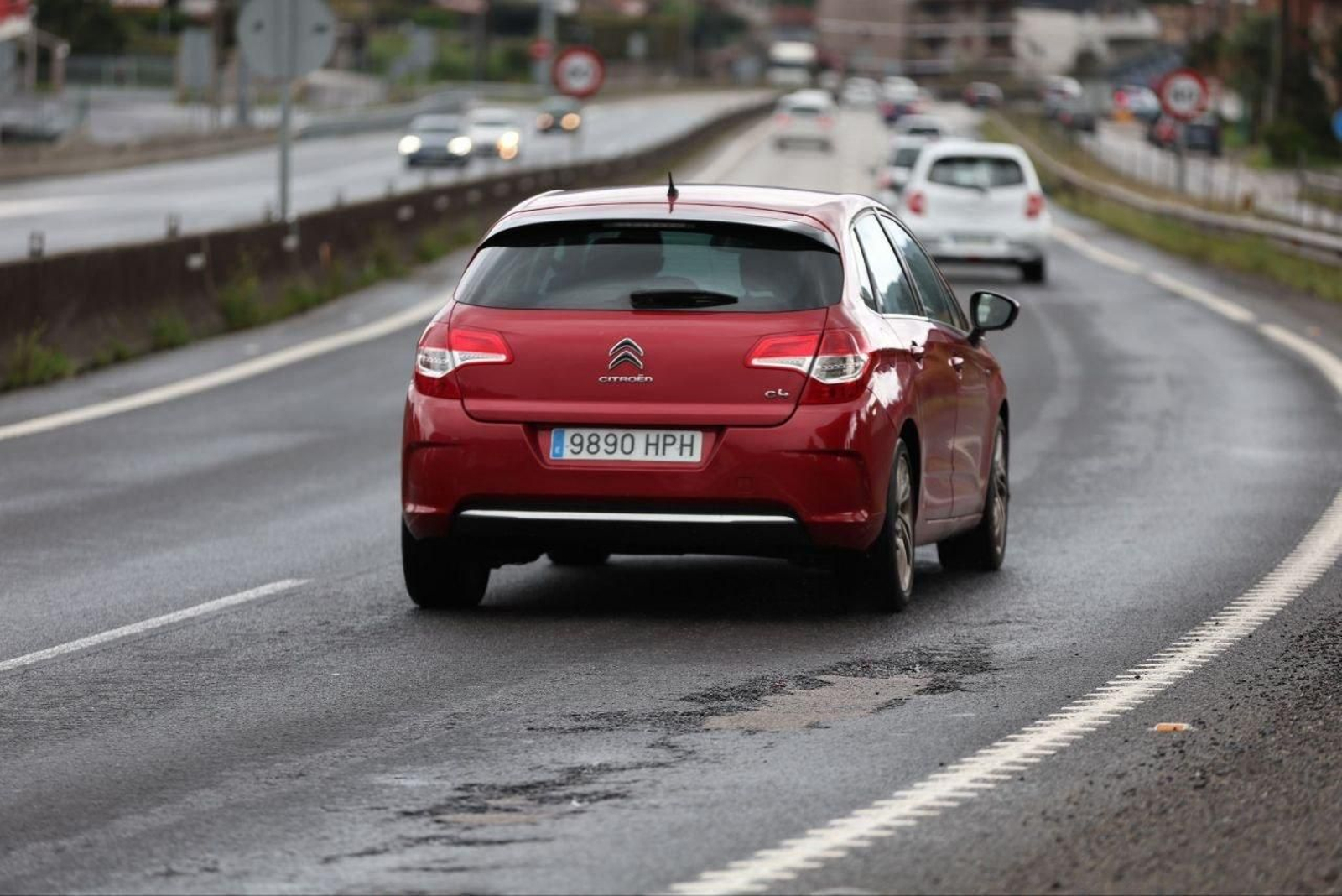 Coches circulando a través de los baches de la A-55.