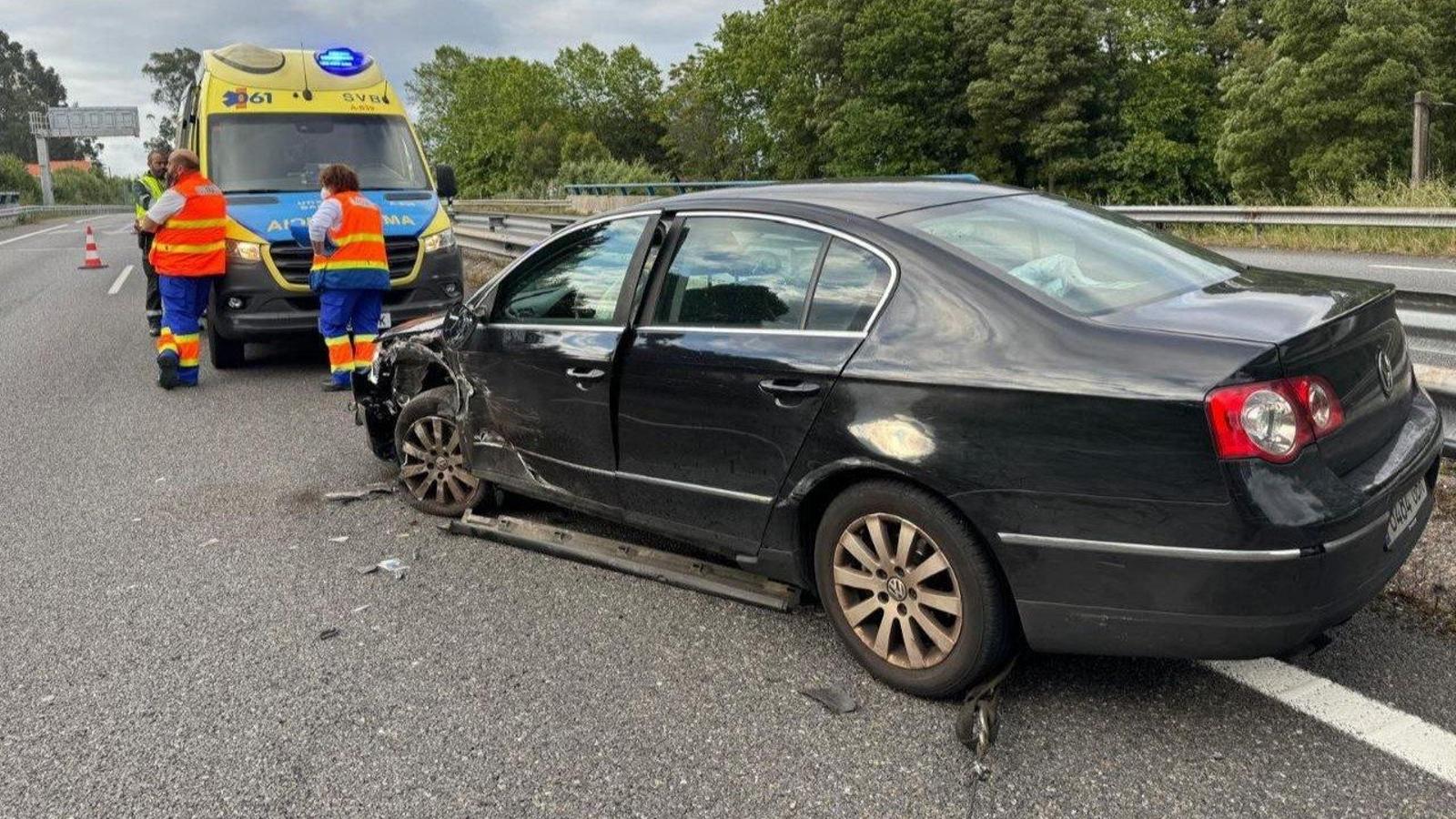 Estado en el que quedó el vehículo tras el choque. // Alberte