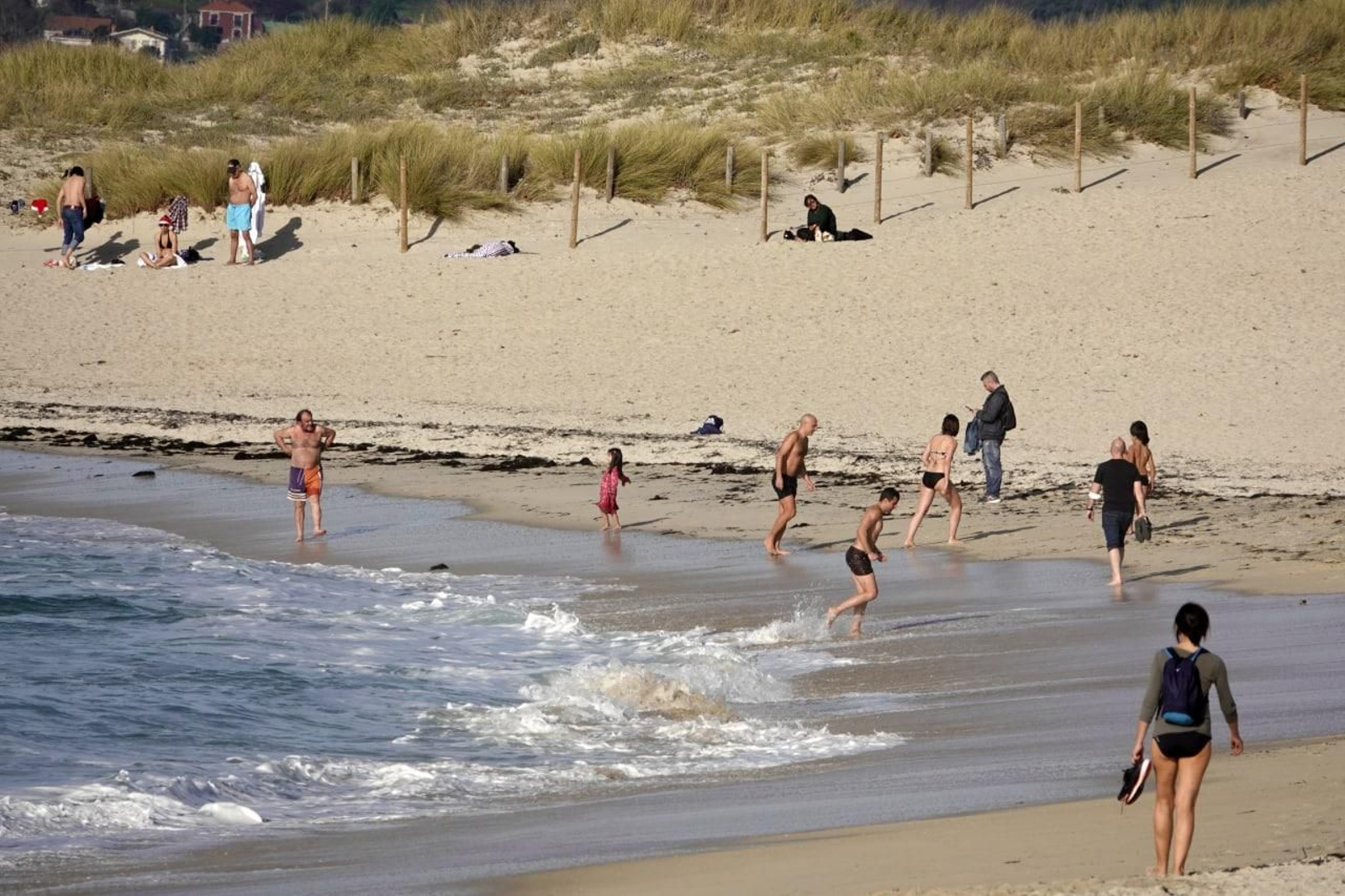 Fin de año con tiempo de verano en Vigo. Playa de Samil. // Vicente Alonso