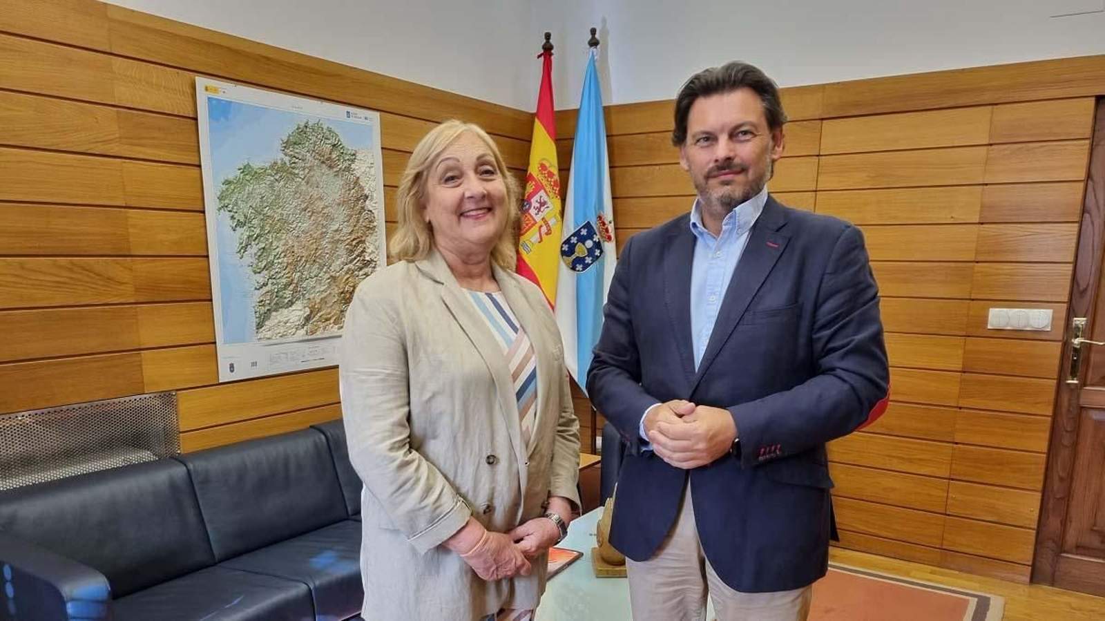 El secretario xeral da Emigración y la presidenta de la Federación de Asociaciones Gallegas en Uruguay, en la sede de la SXE en Santiago de Compostela