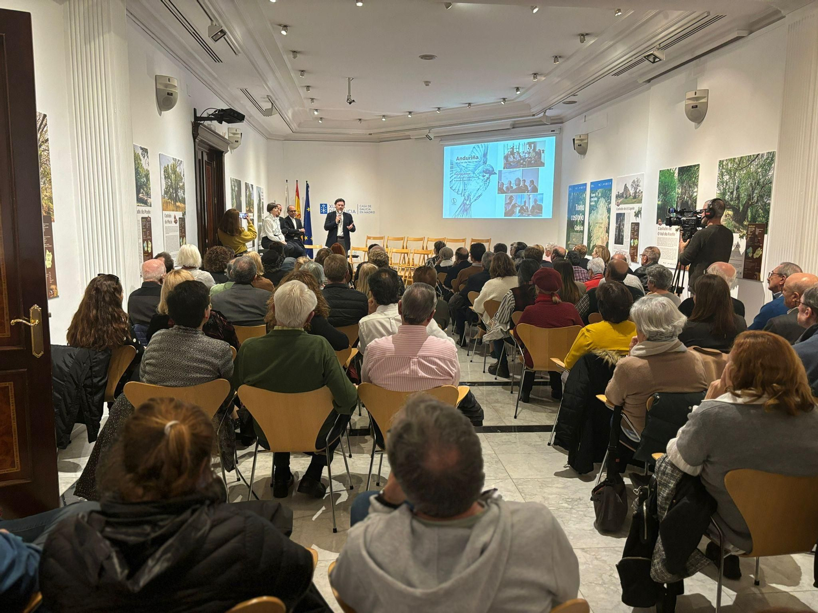 El documental “Anduriña, muller de ida e volta” ha iniciado en Madrid una gira mundial por más de 50 centros gallegos llevando un emotivo testimonio de conexión con la tierra.