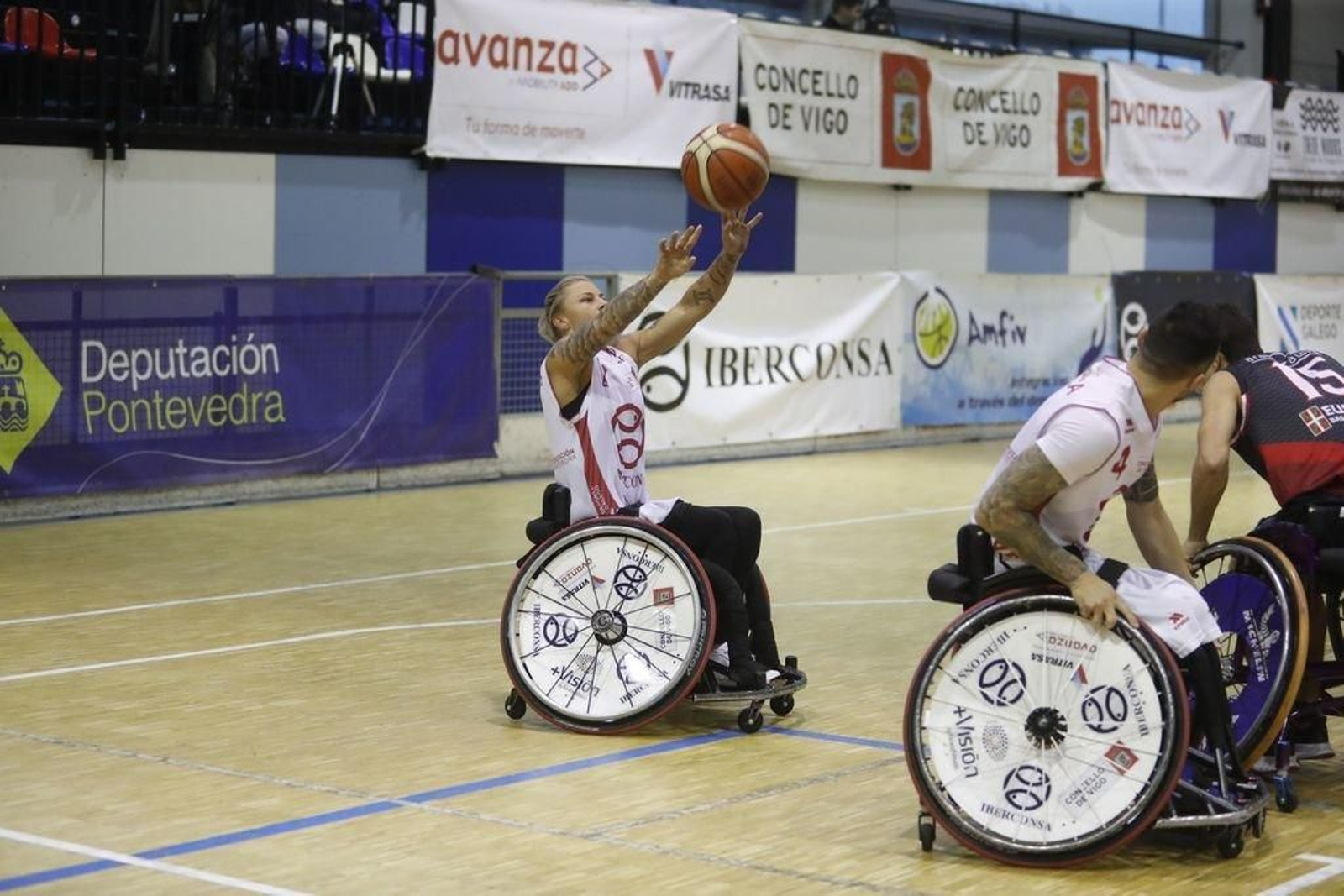 Shelley Cronau, baja hoy en el Iberconsa Amfiv, lanza a canasta.