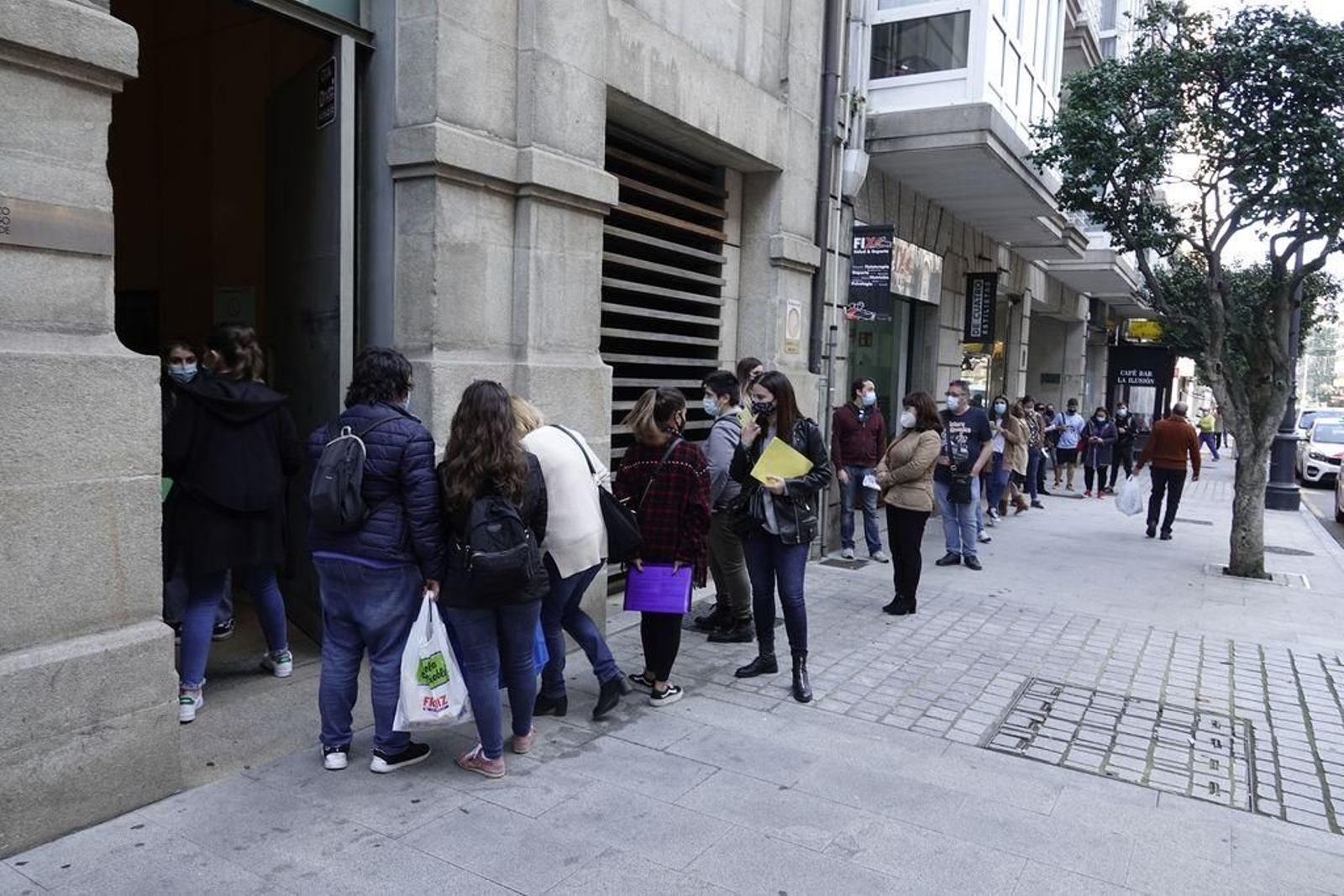 Largas colas en el Sergas para entrar en la lista de contratación