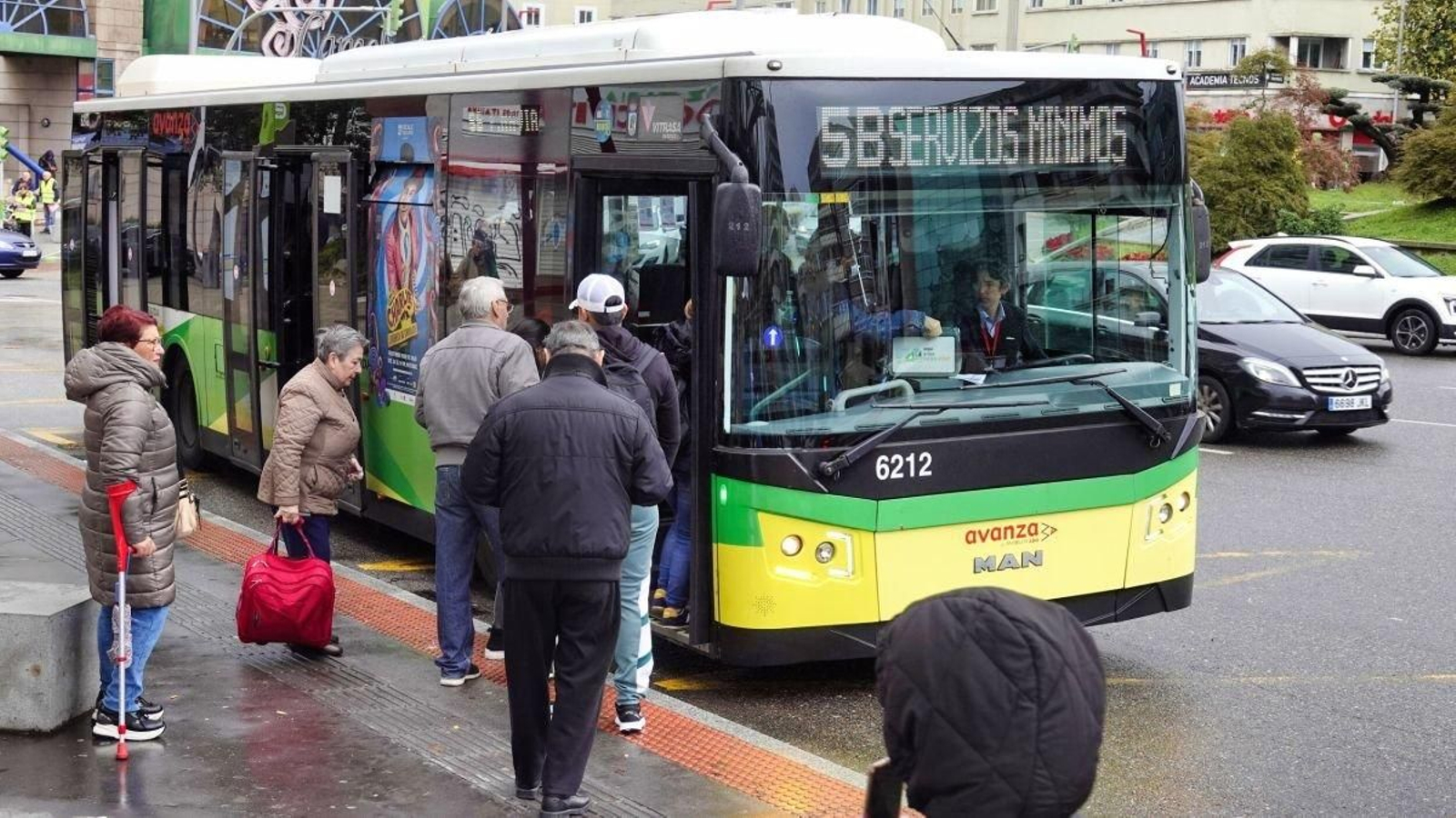 Imagen de archivo de usuarios de Vitrasa subiéndose a un autobús durante la huelga.