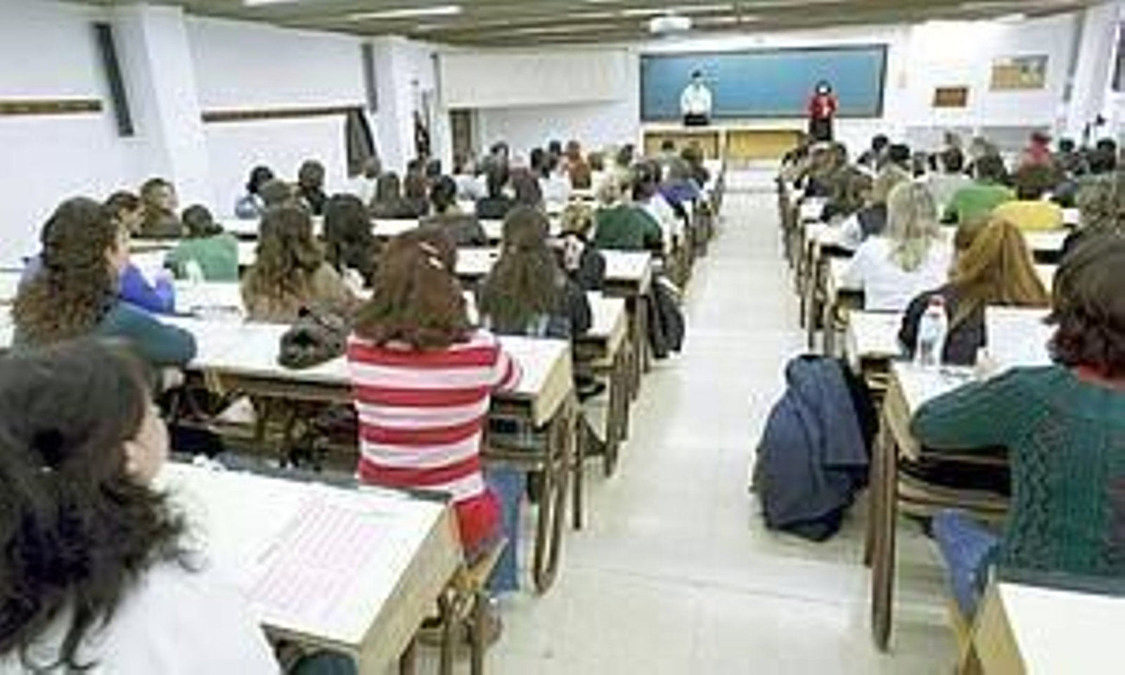 Gente durante un examen de oposición.