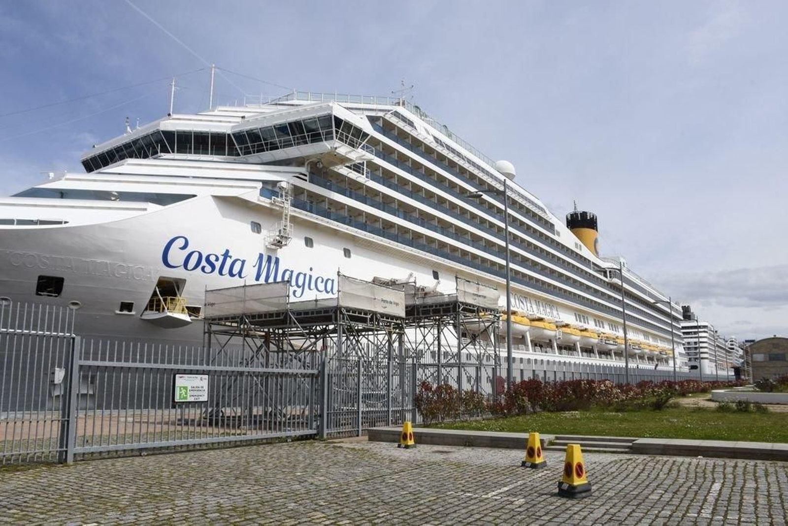 Los dos barcos tocándose las popas ayer en la Estación Marítima Alberto Durán, con el "Costa Magica" y el "MSC Orchestra", que llegaron desde Lisboa y partieron a las 19 hacia Francia.