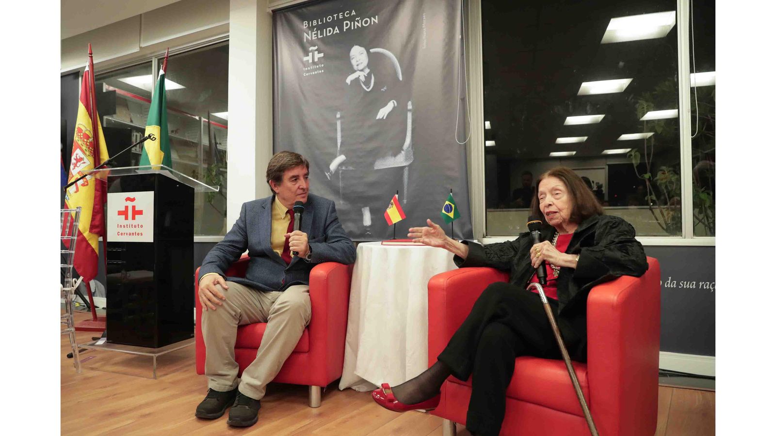 Luis García Montero, director del Instituto Cervantes, y la escritora Nélida Piñón, en la sede en Río de Janeiro (Brasil). EFE/ André Coelho