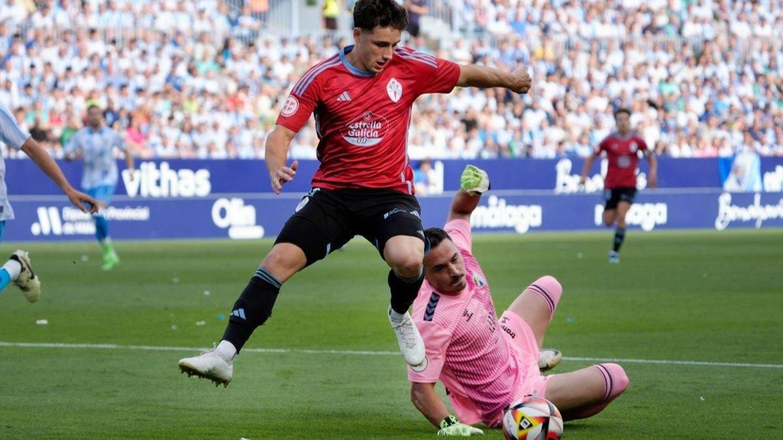 Pablo Durán, que hizo una labor fantástica en la lucha con la defensa del Málaga, rebasa al portero Herrero en una acción de la primera parte en la que le faltó ángulo para rematar.