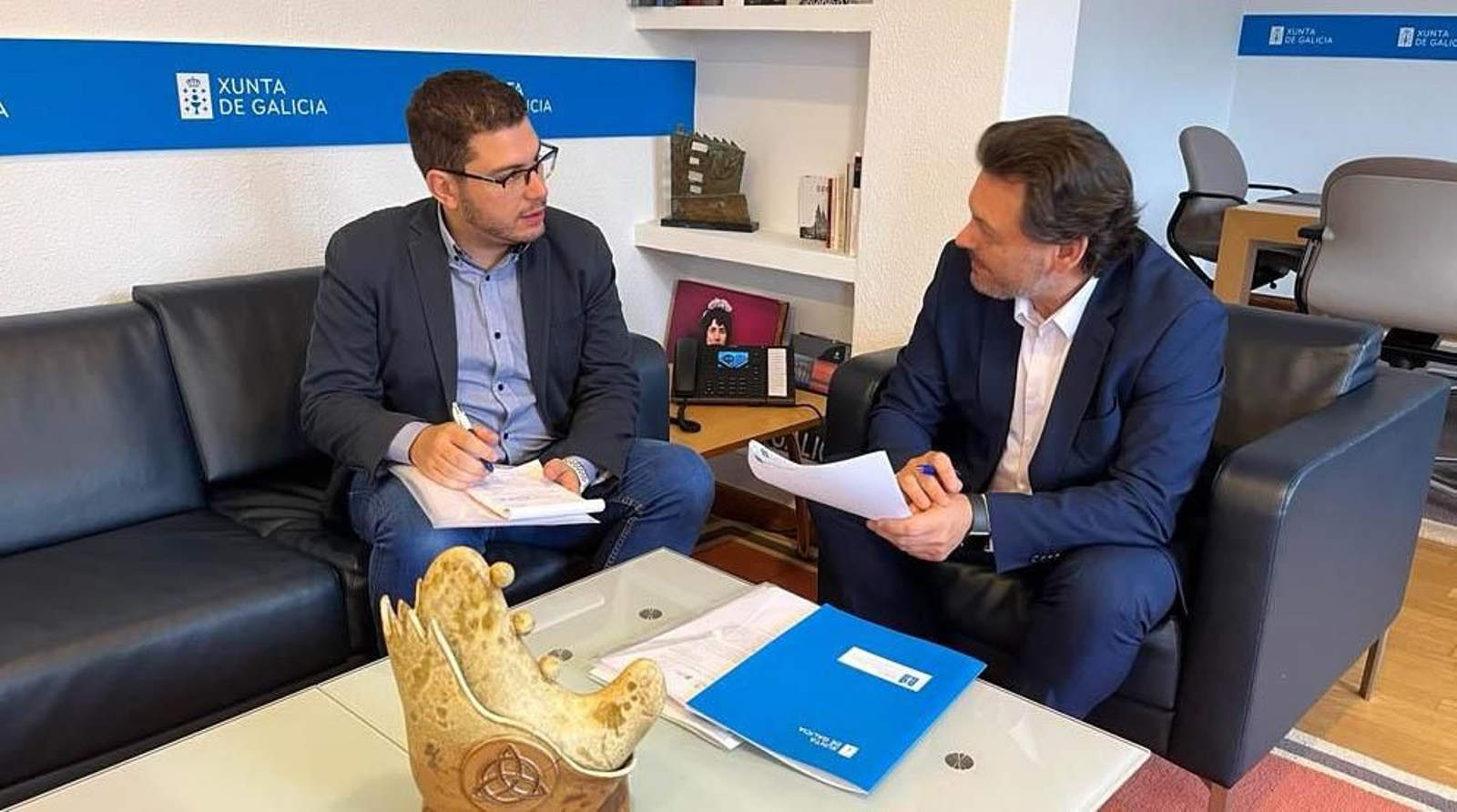 Antonio Rodríguez Miranda y Alexandre Sotelino Losada, durante la reunión celebrada en la sede de la SXE en la capital gallega