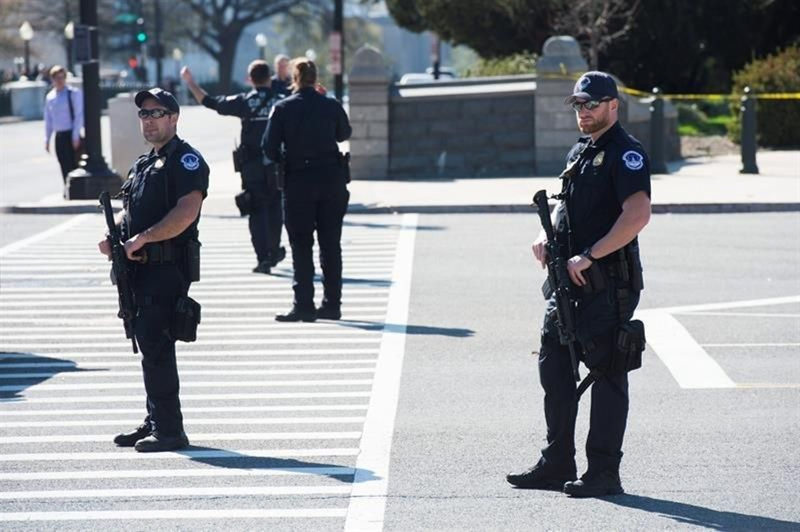 Agentes de seguridad del Capitolio custodian la zona tras un tiroteo