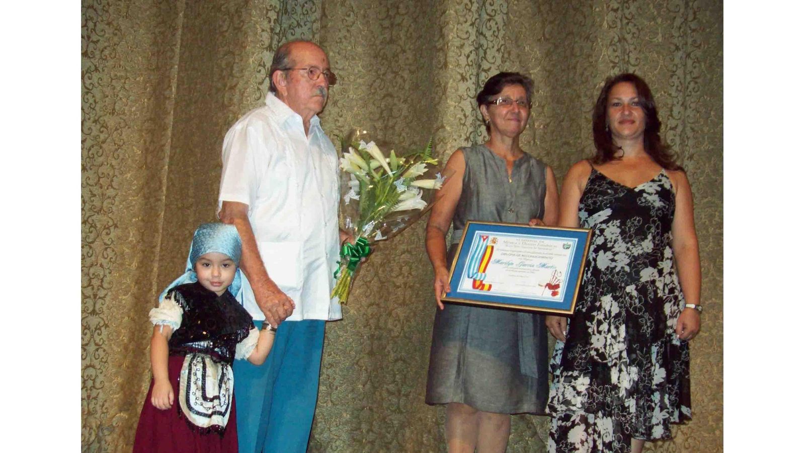 Manolo entregando flores a María Rosa González, viuda de Raúl Soto Santana