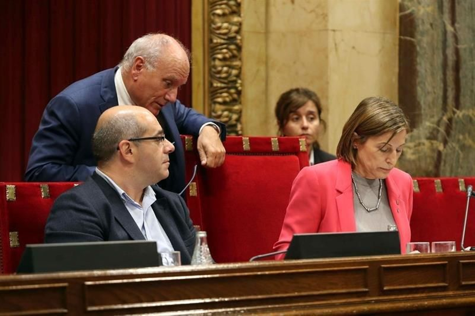 La presidenta del Parlament, Carme Forcadell (d), y el vicepresidente primero del grupo parlamentario de Junts pel Sí, Lluís Guinó, escuchan a un letrado de la cámara